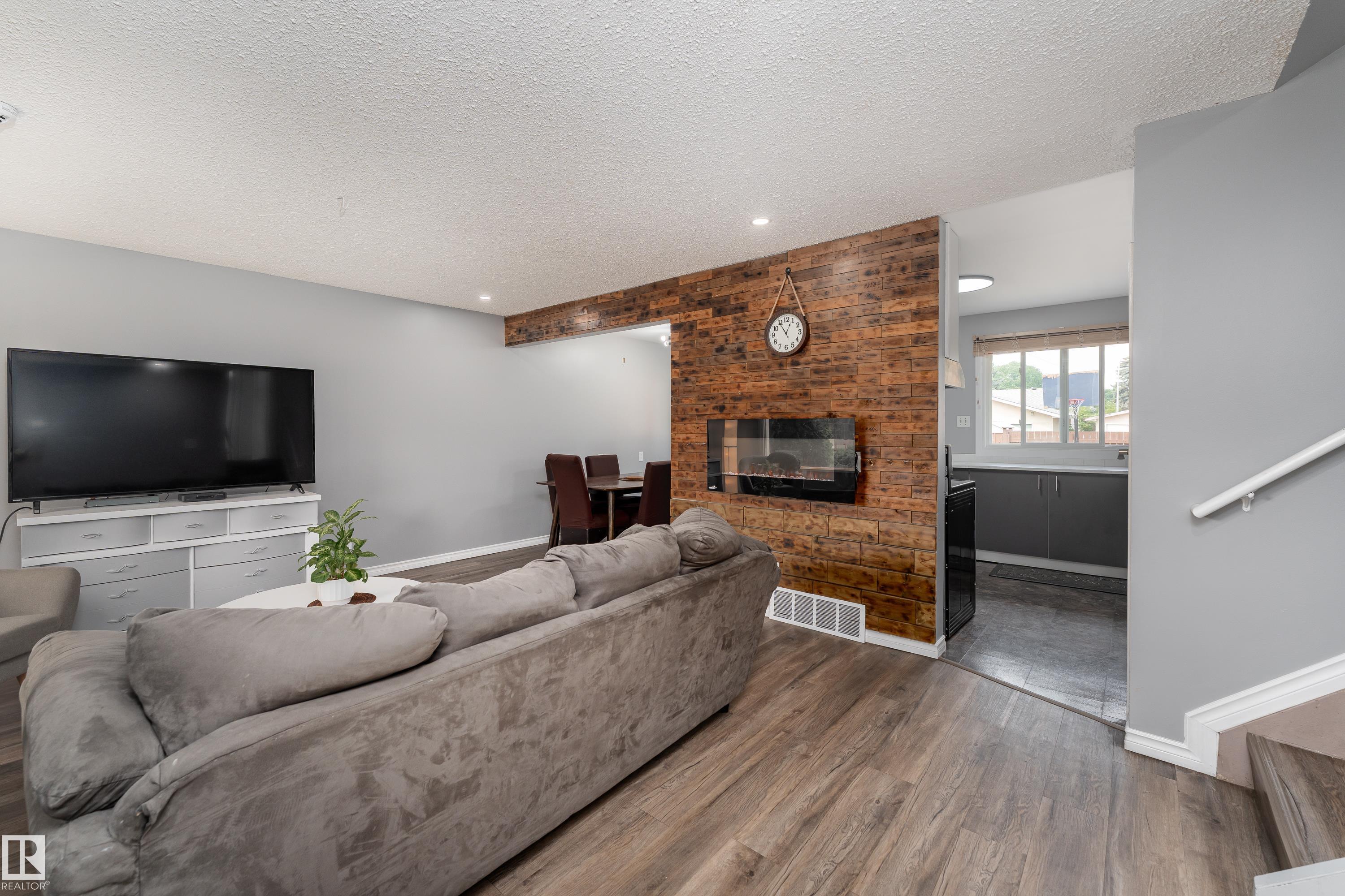 Picture for 9012 MEADOWLARK RD NW