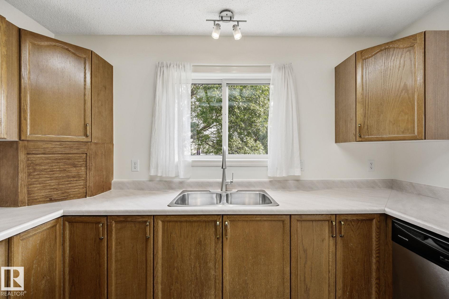 Photo 7 at 8 - 10 Devon Close, Deer Ridge, St. Albert