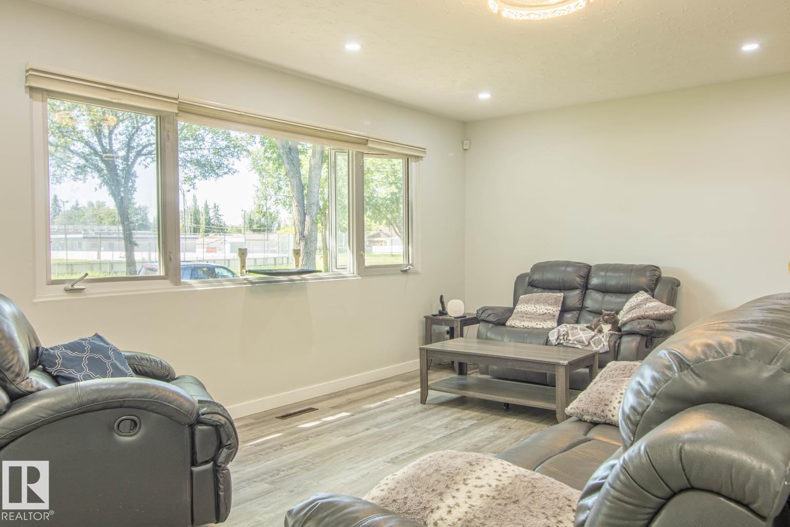 Picture for 15922 92 AV NW
