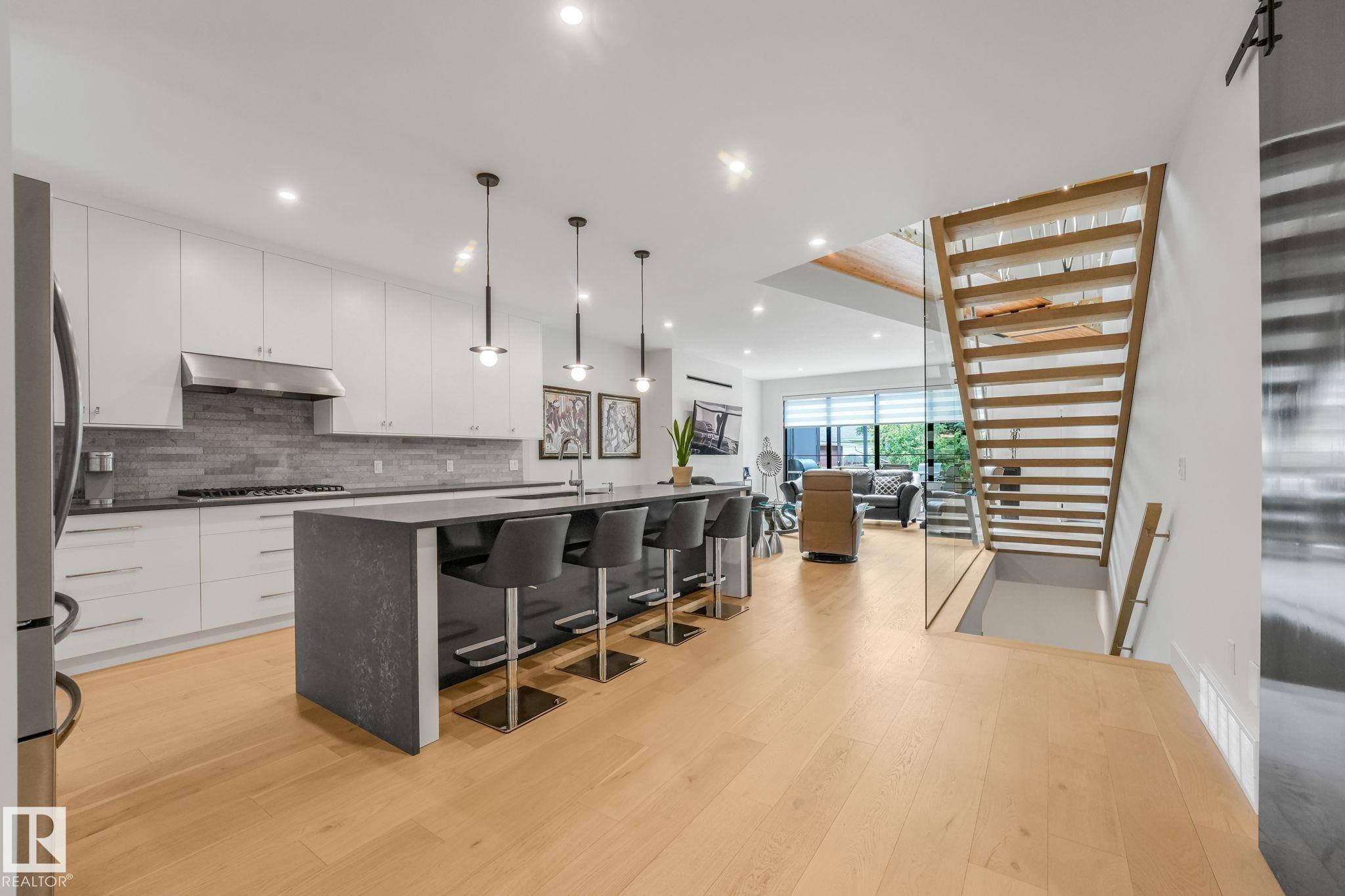 11247 11247 71 AV NW, Edmonton, AB T6G 0A5