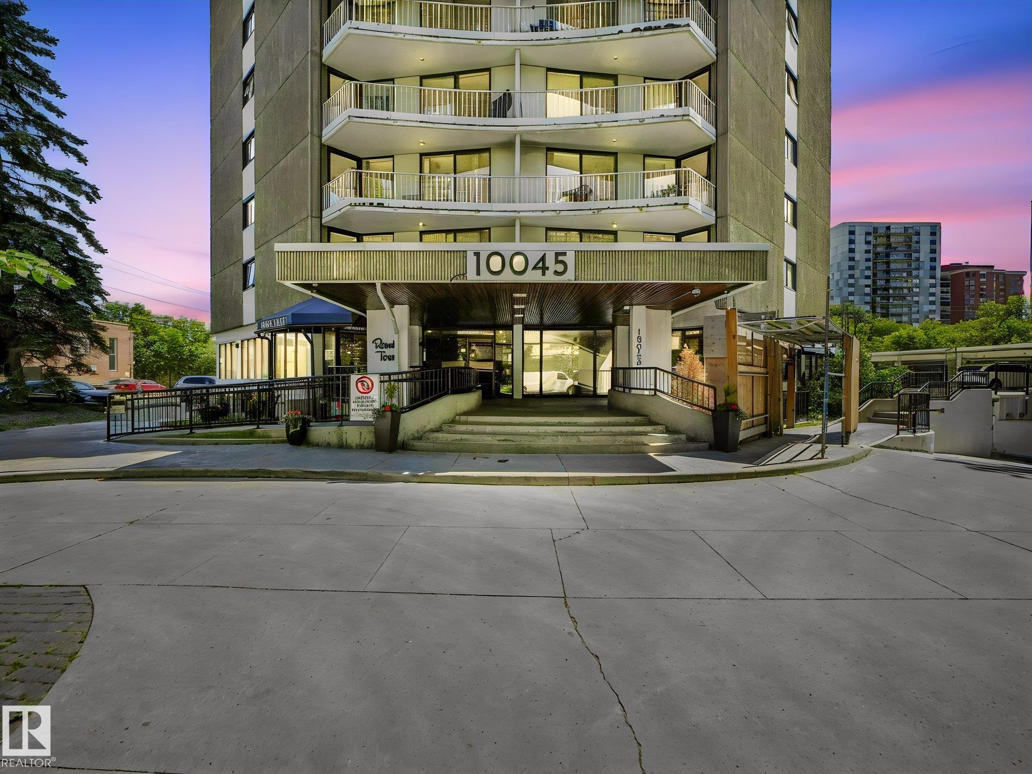 1706 - 10045 117 Street NW, Wîhkwêntôwin, Edmonton