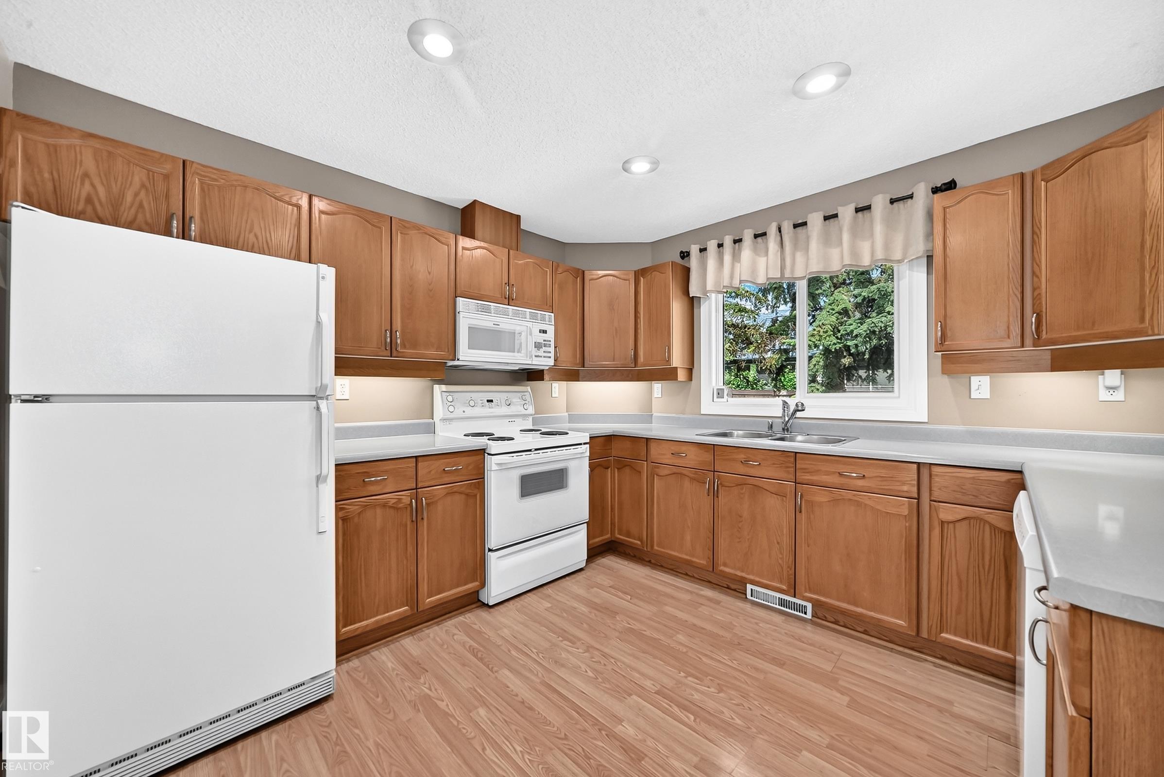 Photo 13 at 51 - 9630 176 Street NW, Terra Losa, Edmonton