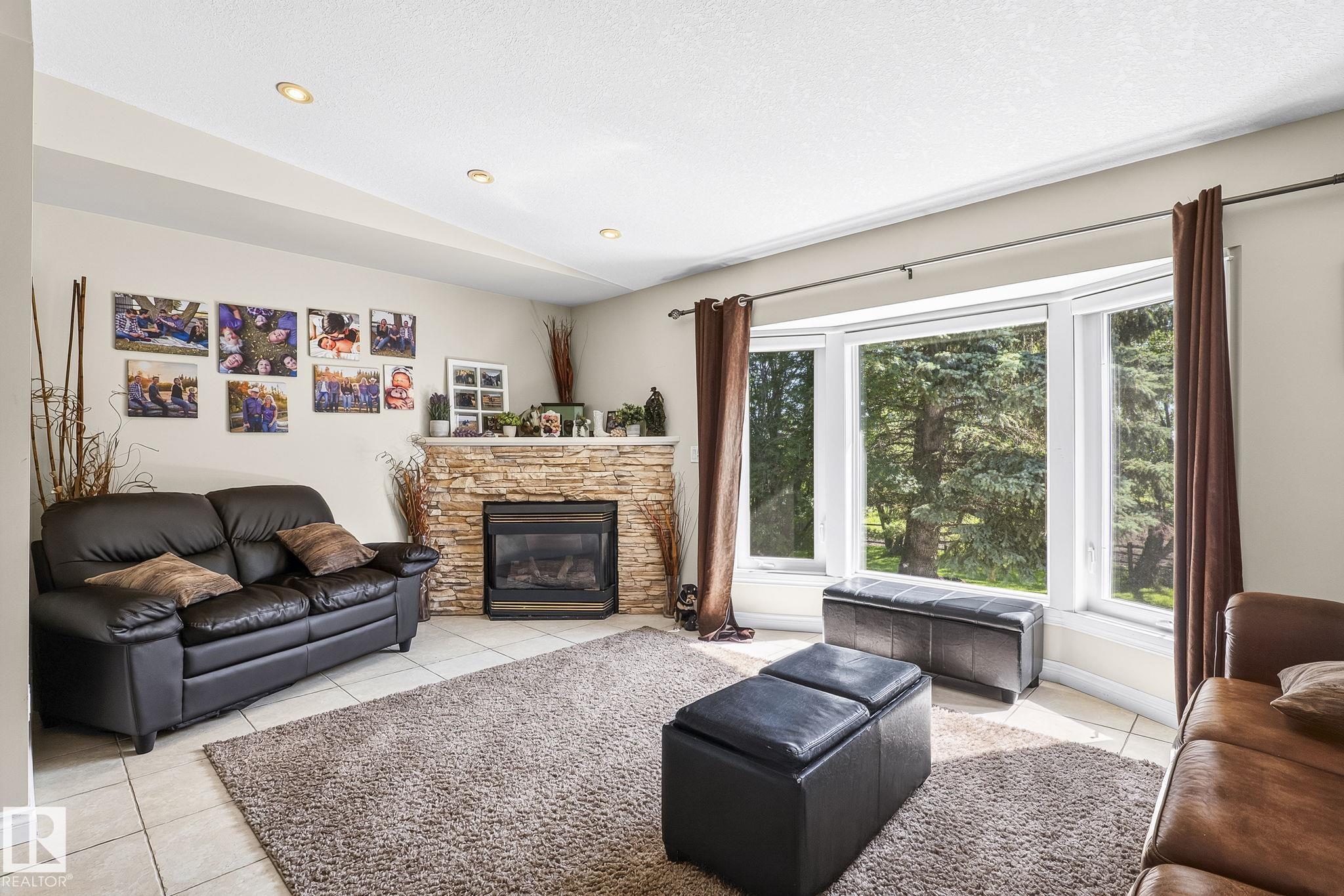 Photo 6 at 860 41 Avenue SW, Decoteau, Edmonton