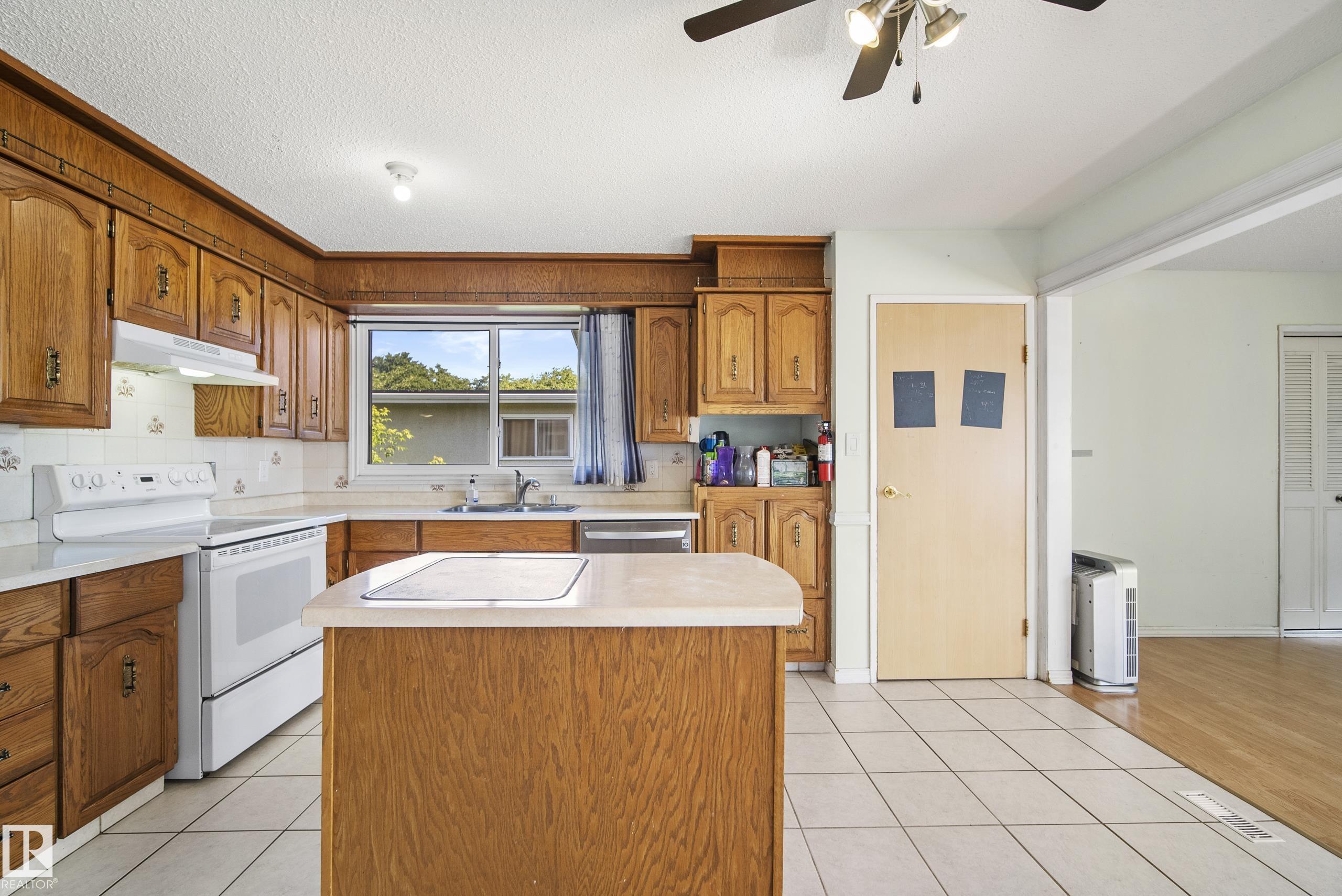 Photo 10 at 14916 114a Street NW, Caernarvon, Edmonton