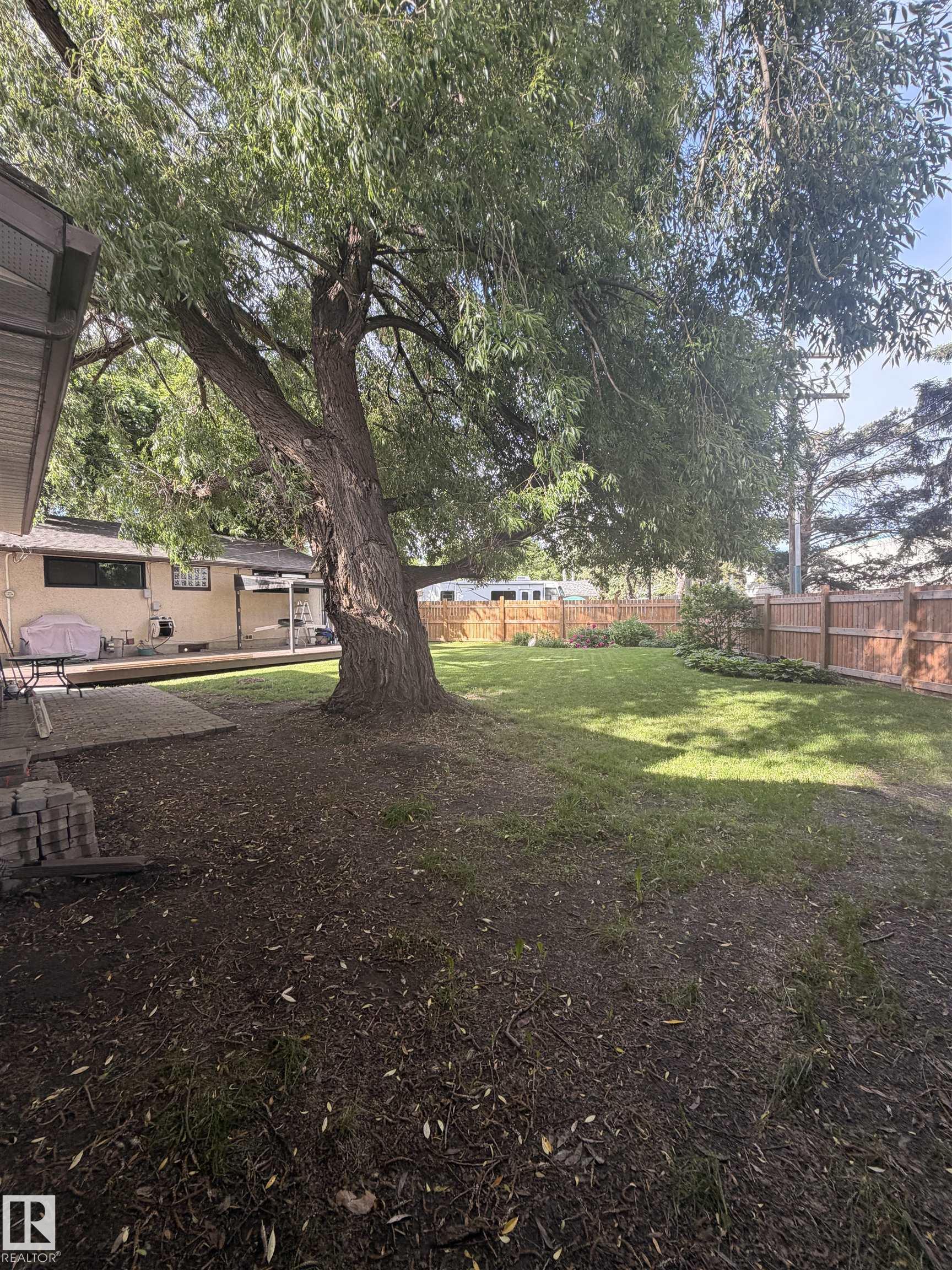Photo 10 at 8 Savoy Place, Sturgeon Heights, St. Albert