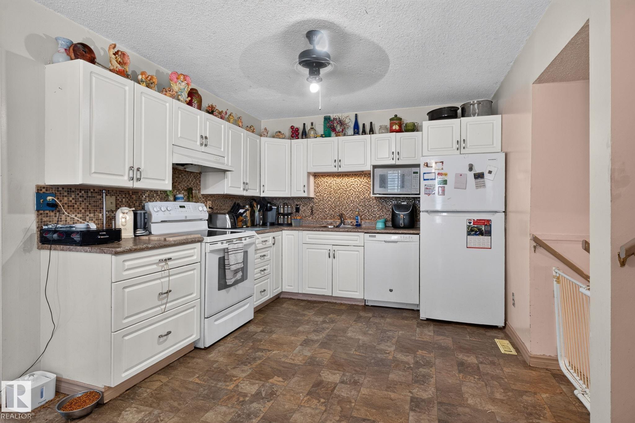 https://zimg.paragon.ice.com/ParagonImages/Property/PM/RAE/225410285/15/0/0/40f862d7ad893b6c0c24f3e49cf0922a/1/52a0088b1d0df55592346dbc4a9c404b/225410285-f901a860-649d-47cd-aace-2d4e321ad59e.JPG