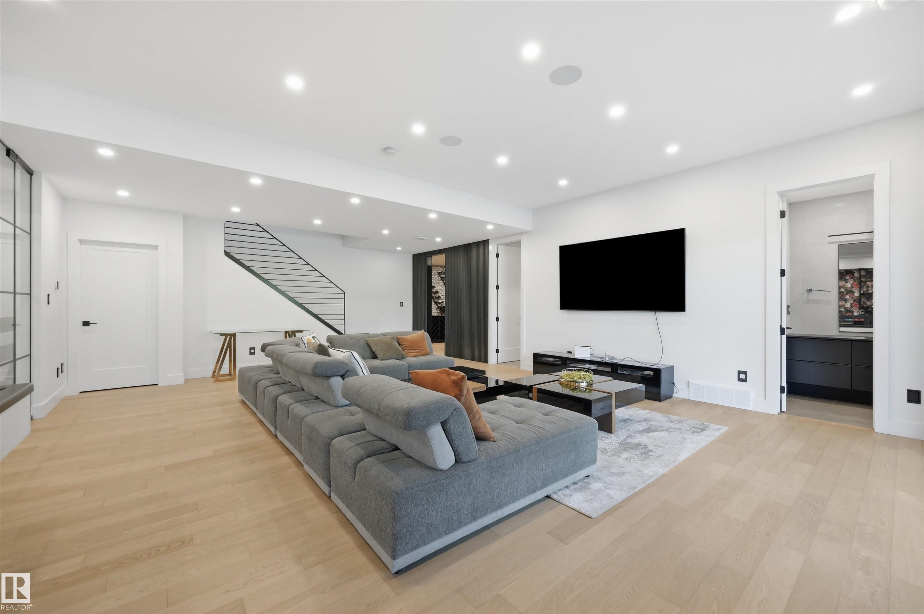 https://zimg.paragon.ice.com/ParagonImages/Property/PM/RAE/225410362/43/0/0/a37785bae17d7ba940530be97b74dd98/1/571ff739cef57e5ac46205615c5a5a44/225410362-2d3b8629-c607-4d0c-bae9-adbd9266e62c.JPG