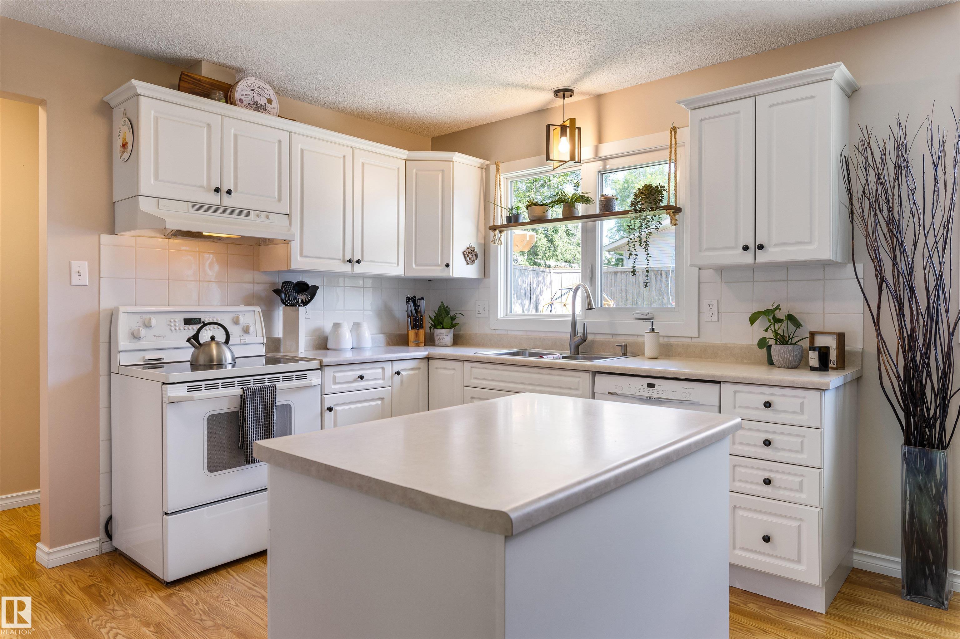 Photo 11 at 26 Milburn Crescent, Mission, St. Albert