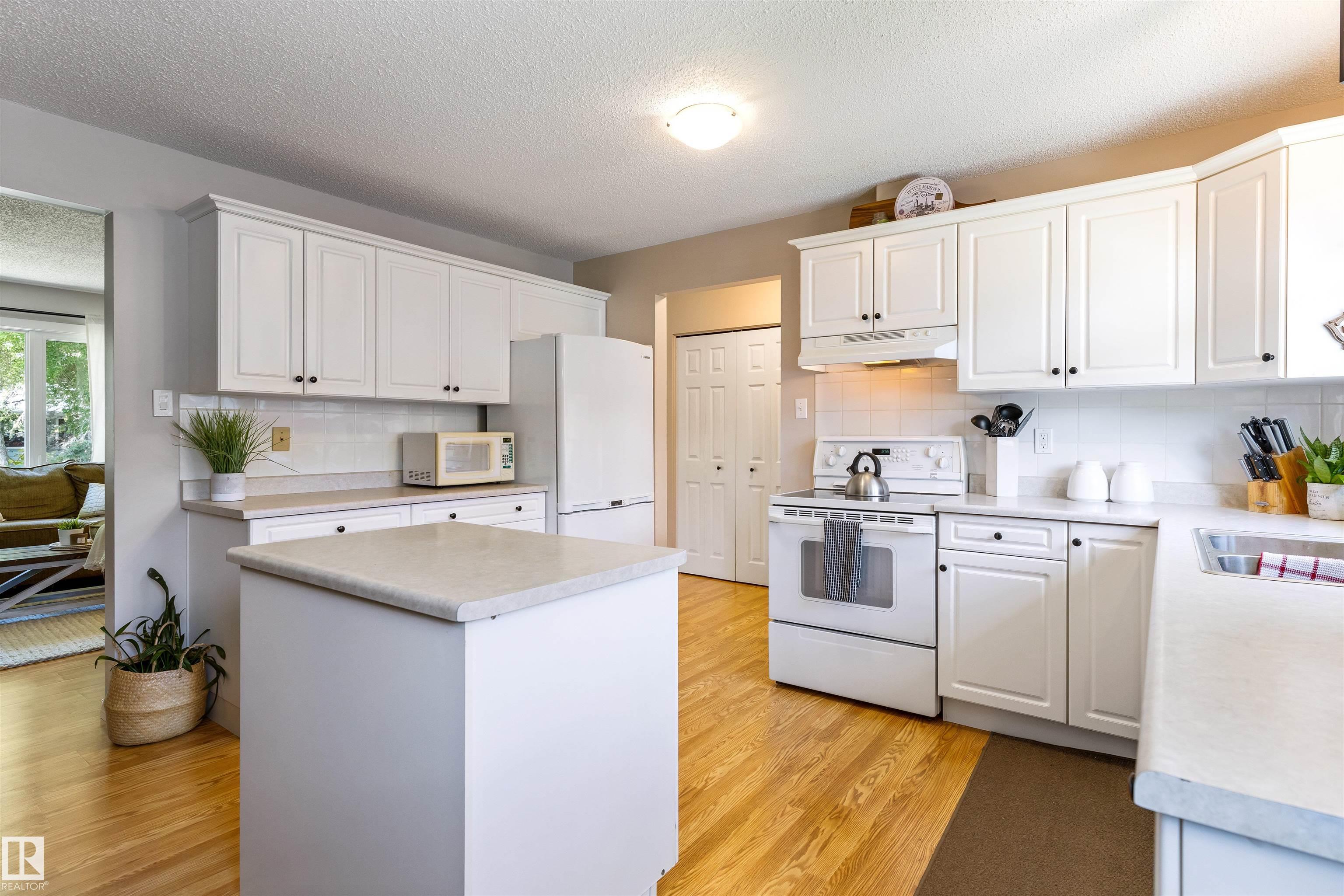 Photo 12 at 26 Milburn Crescent, Mission, St. Albert
