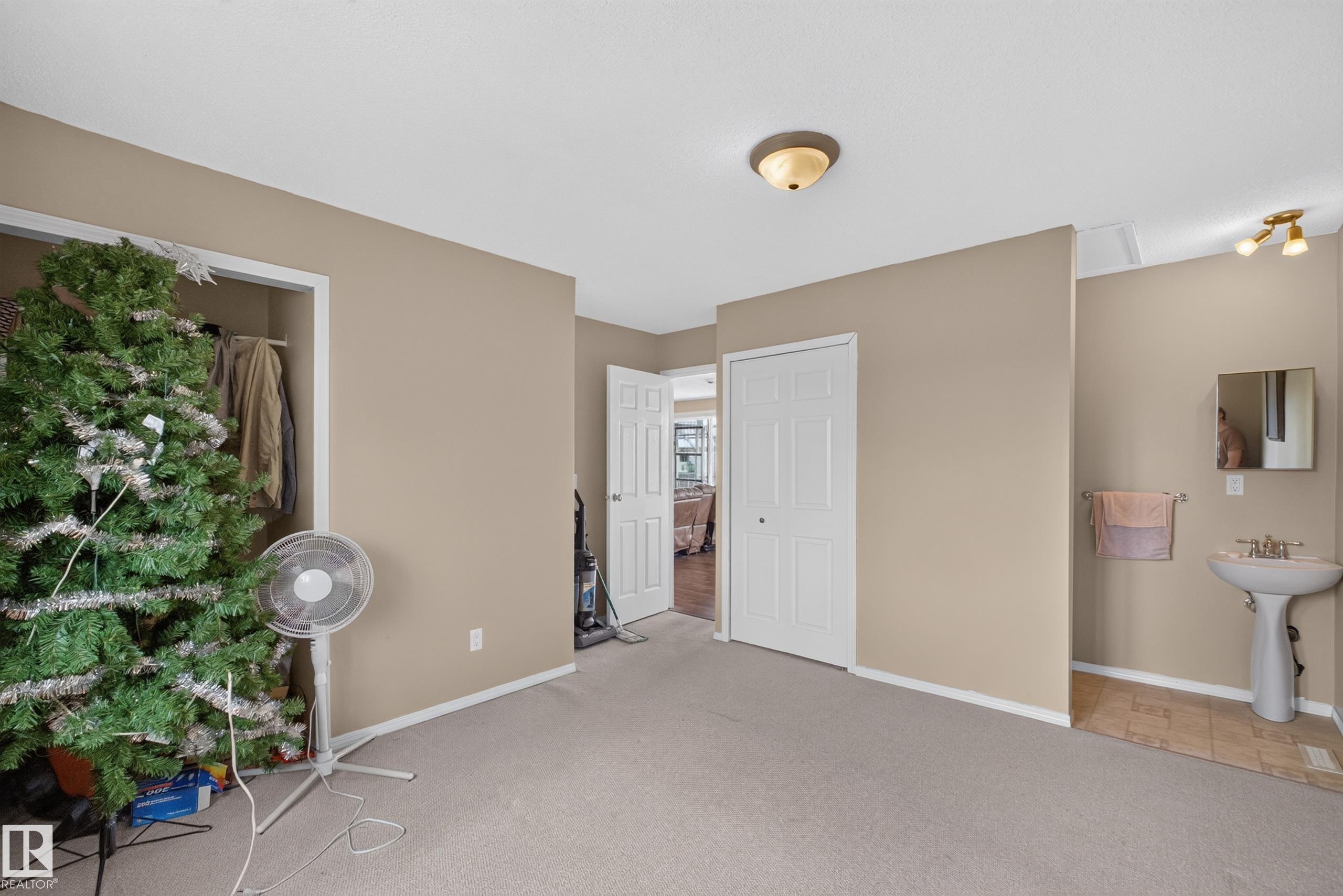 https://zimg.paragon.ice.com/ParagonImages/Property/PM/RAE/225410504/43/0/0/0f8251421c1c4fc46e9cfca5336c5be5/1/5ec3a91cbbb11a18734d0c762f042578/225410504-22a22c36-eda9-4ce5-842d-9a5310313e19.JPG