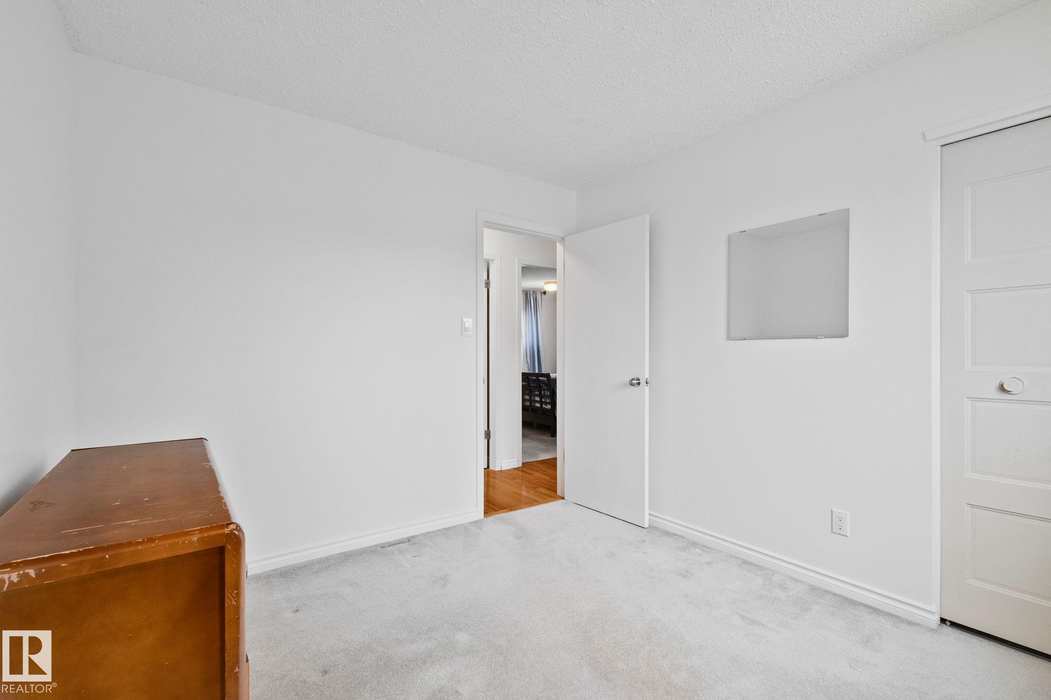 https://zimg.paragon.ice.com/ParagonImages/Property/PM/RAE/225410559/16/0/0/4f41c7180f0170ba59537a0bd89d6a0b/1/4a00bf884f35ff92de289f96ccdeb5de/225410559-17bc9eaf-4bd0-408d-bdea-1ac51152866d.JPG
