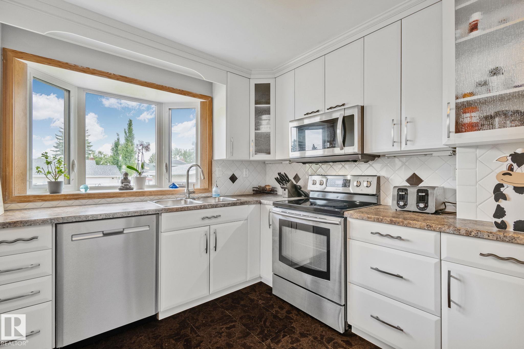 https://zimg.paragon.ice.com/ParagonImages/Property/PM/RAE/225410559/7/0/0/bbfd58ff2e6e7c1f17c592f1f9708a04/1/4a00bf884f35ff92de289f96ccdeb5de/225410559-176021e9-0829-4e8c-b24d-e30d776f375a.JPG