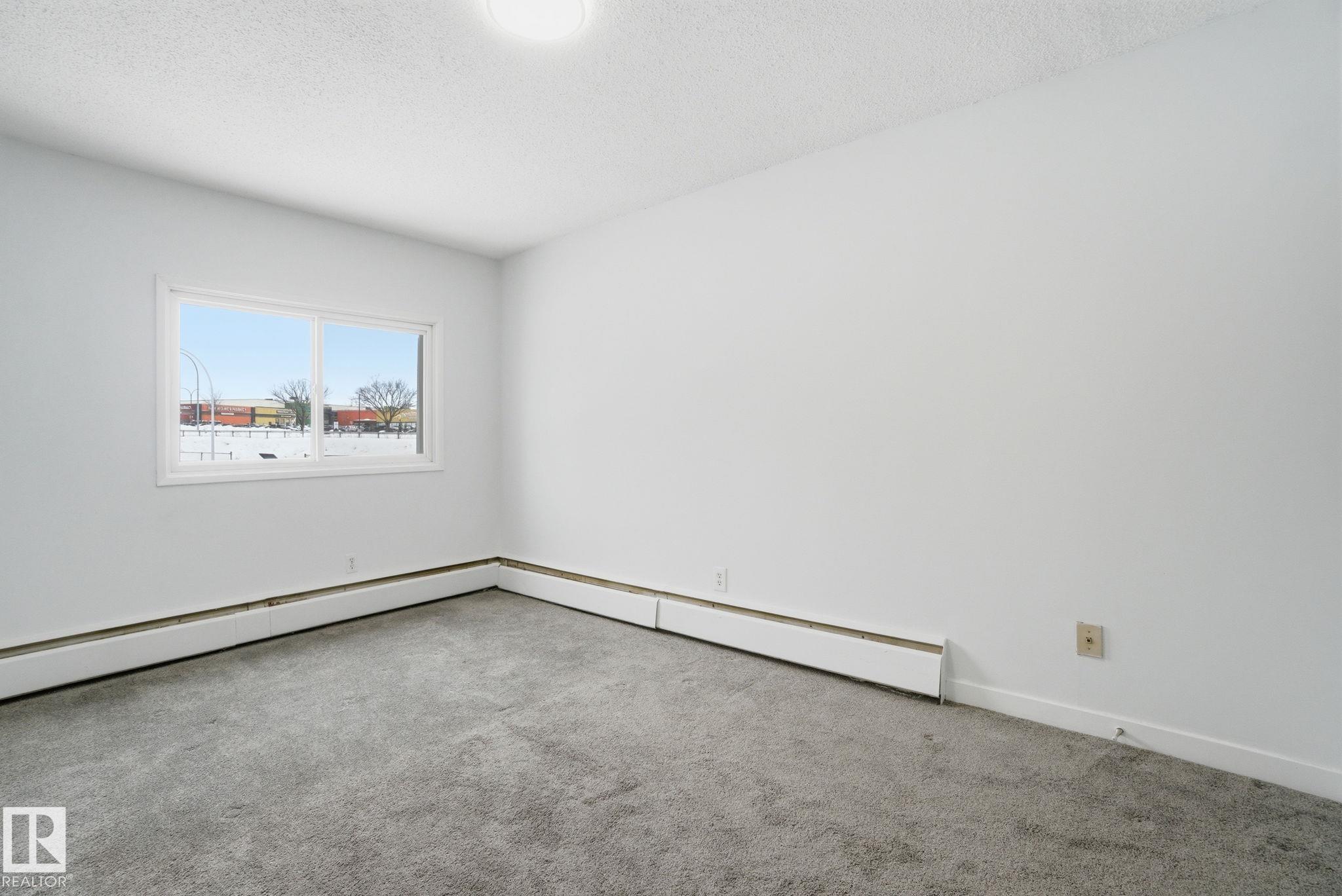 https://zimg.paragon.ice.com/ParagonImages/Property/PM/RAE/225410562/29/0/0/7823967f2d34a348b69a835b5d6e6c57/1/8b850fcd5692432a35f028d93eb3e3e7/225410562-DE6F2608-0855-4D69-A720-07DB5FD16231.JPG