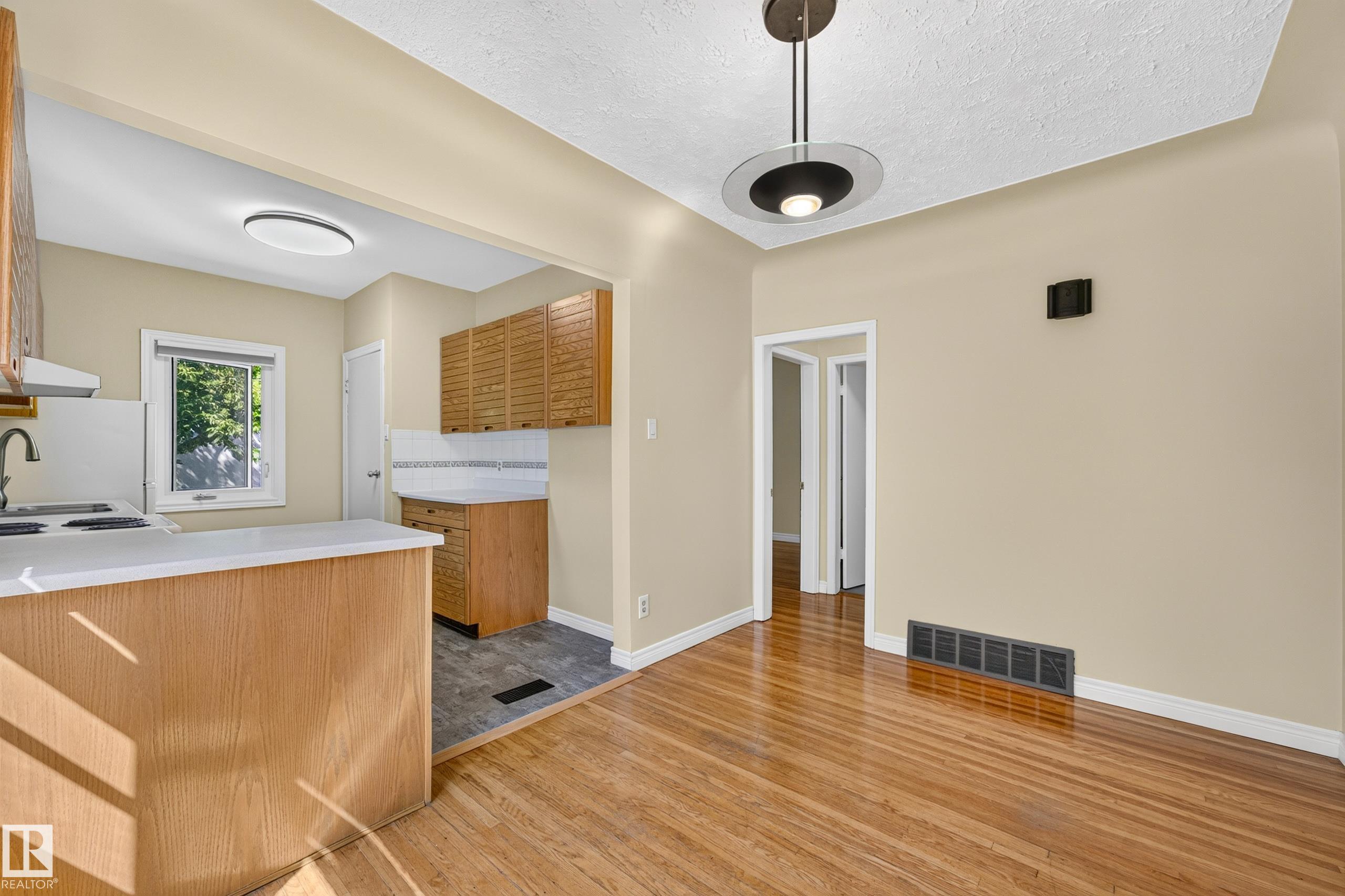 https://zimg.paragon.ice.com/ParagonImages/Property/PM/RAE/225410602/14/0/0/4f83764a392ad9a53d6711a36323f581/1/514fbc124058ace6385fb24dfcf2e254/225410602-b6364584-7b51-46bb-b20a-6d9fd49b64e4.JPG