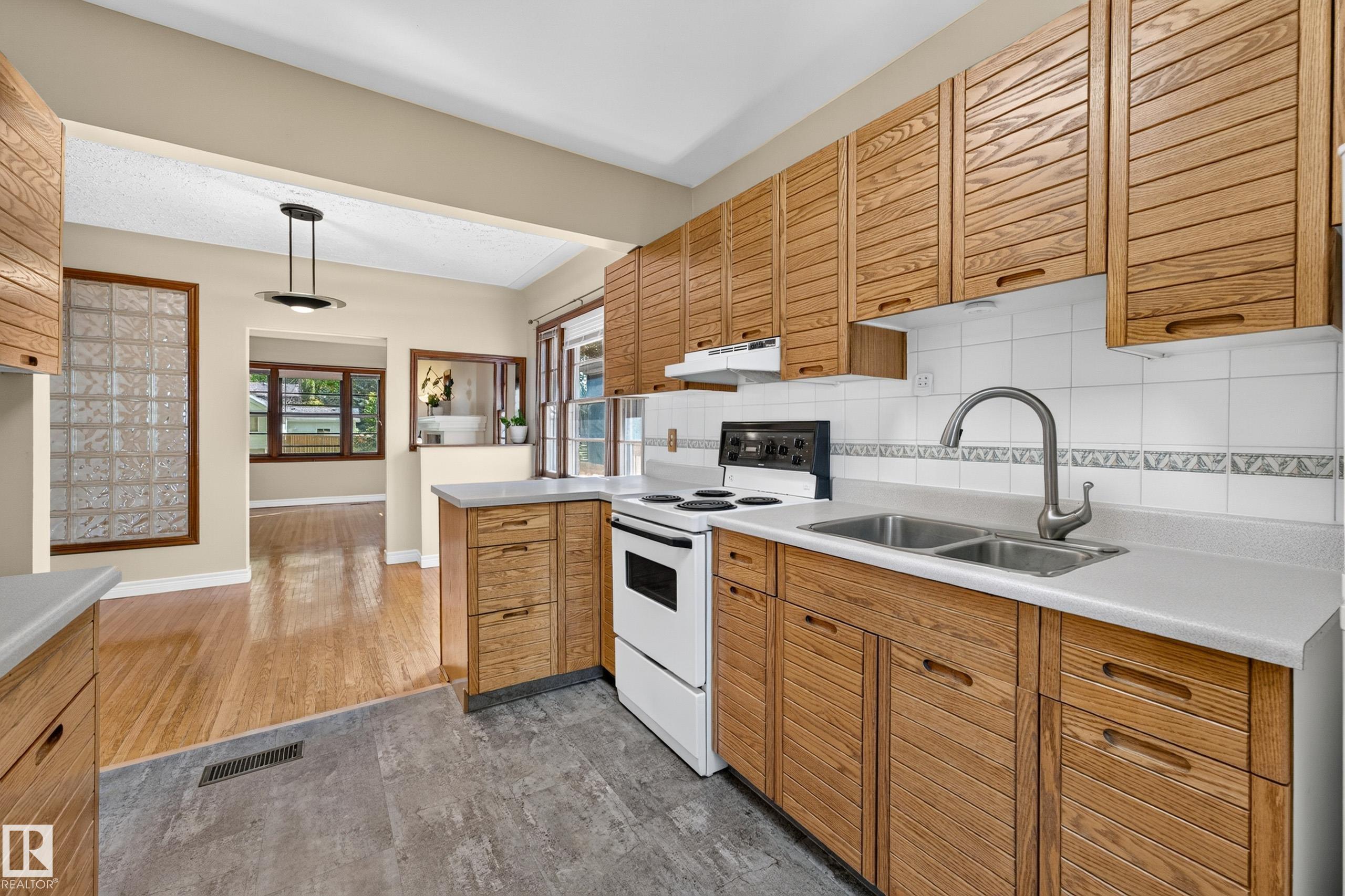 https://zimg.paragon.ice.com/ParagonImages/Property/PM/RAE/225410602/17/0/0/42e7f85b3ec70e87bf1f2bc9c38931b0/1/514fbc124058ace6385fb24dfcf2e254/225410602-bc9e0e54-3d18-494b-88b9-4cfef5045462.JPG