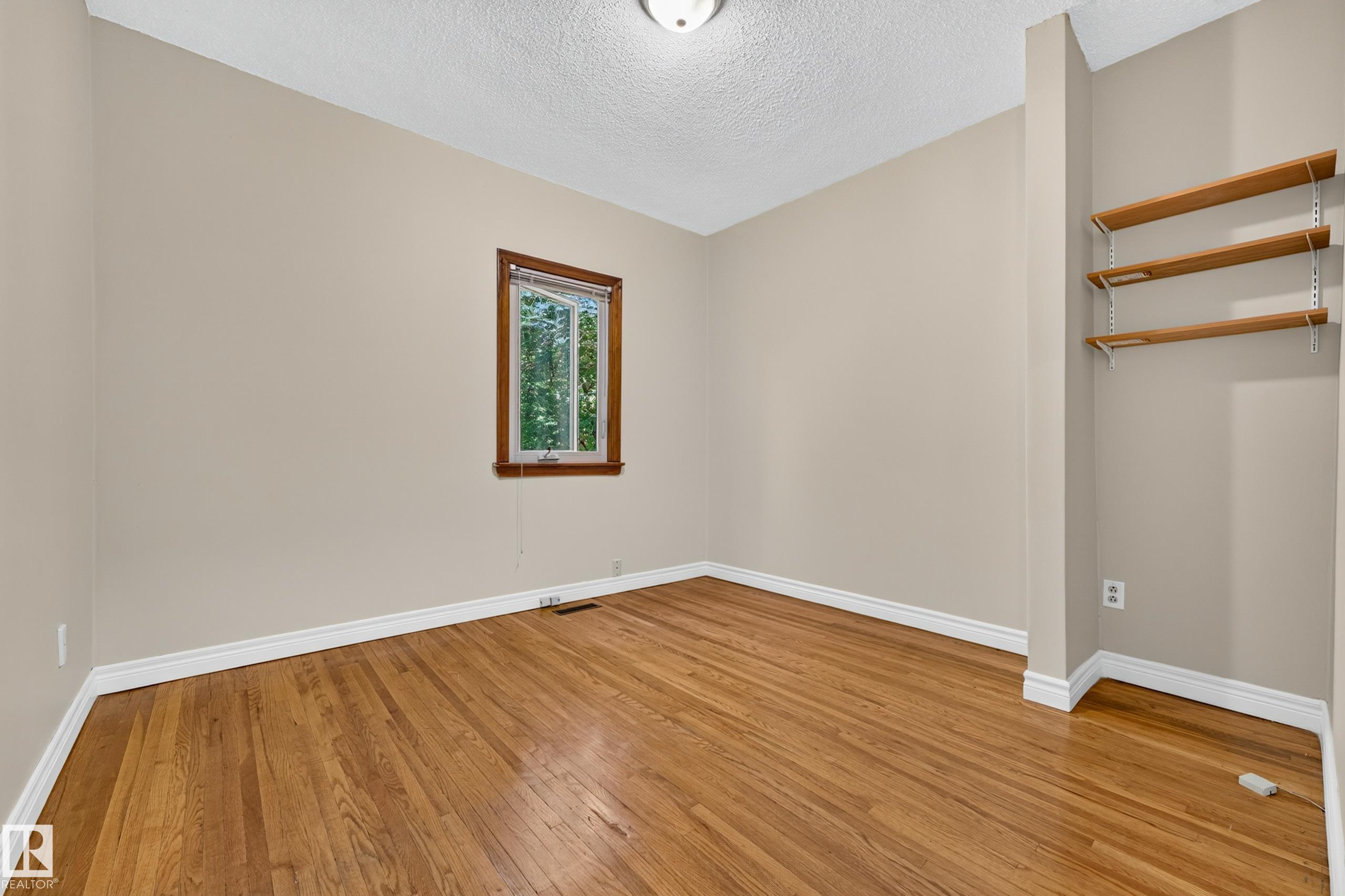 https://zimg.paragon.ice.com/ParagonImages/Property/PM/RAE/225410602/22/0/0/5eaf348e695f580bd40d6fb31965a686/1/514fbc124058ace6385fb24dfcf2e254/225410602-f5d9451e-8755-48f0-965b-c6ce613cd926.JPG