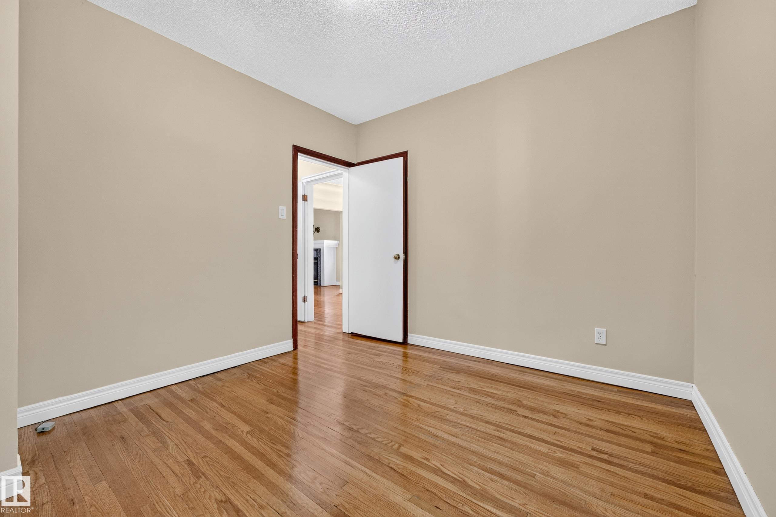 https://zimg.paragon.ice.com/ParagonImages/Property/PM/RAE/225410602/24/0/0/8e89ac7f58249cb66591b75e431bf186/1/514fbc124058ace6385fb24dfcf2e254/225410602-ae5394fa-0605-40c3-95e5-92dd8243587b.JPG