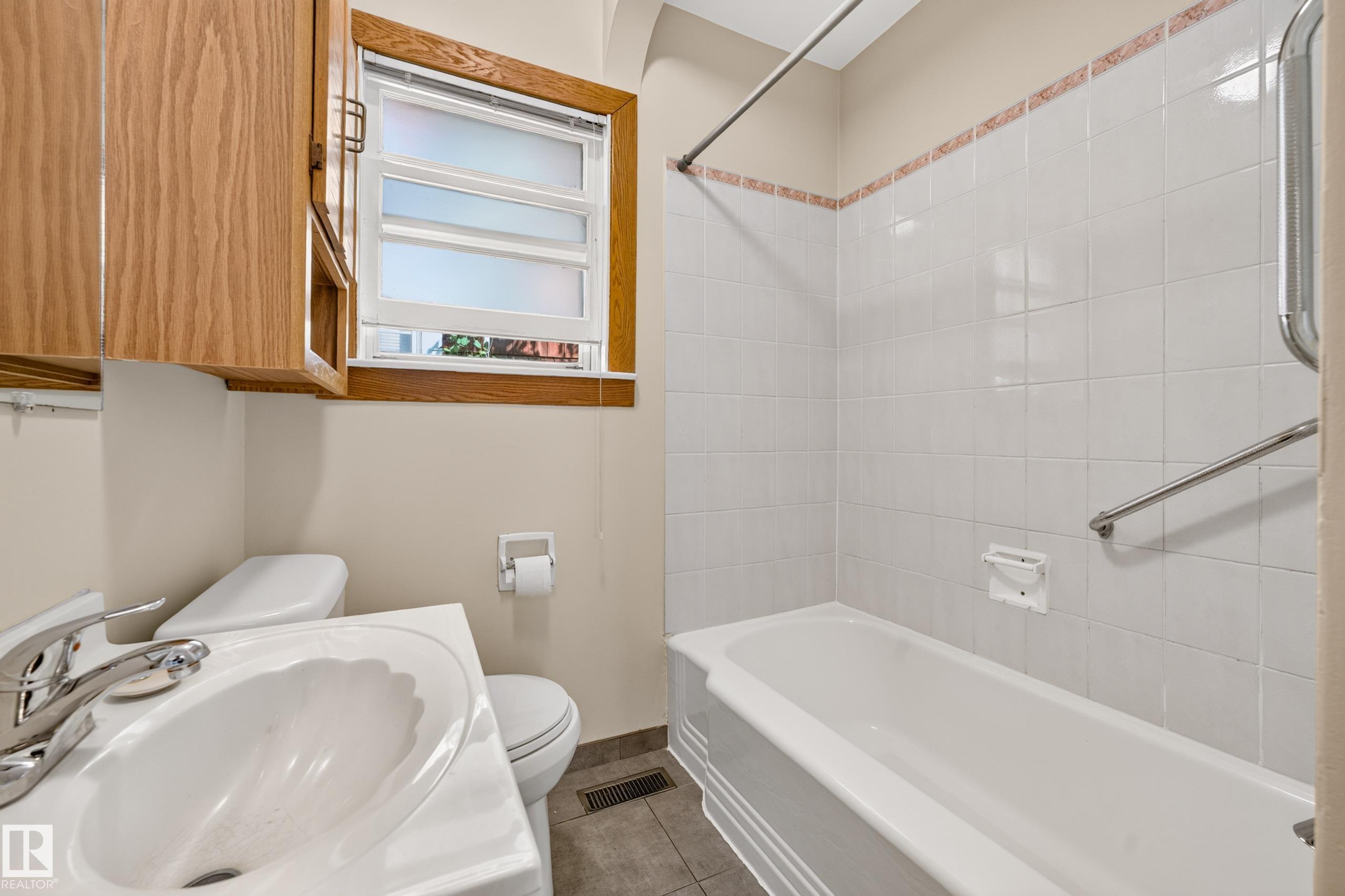 https://zimg.paragon.ice.com/ParagonImages/Property/PM/RAE/225410602/25/0/0/294424a7352be8835a1eac4aaf7c29f1/1/514fbc124058ace6385fb24dfcf2e254/225410602-d890413c-483e-44d8-a894-3c1eacf70653.JPG