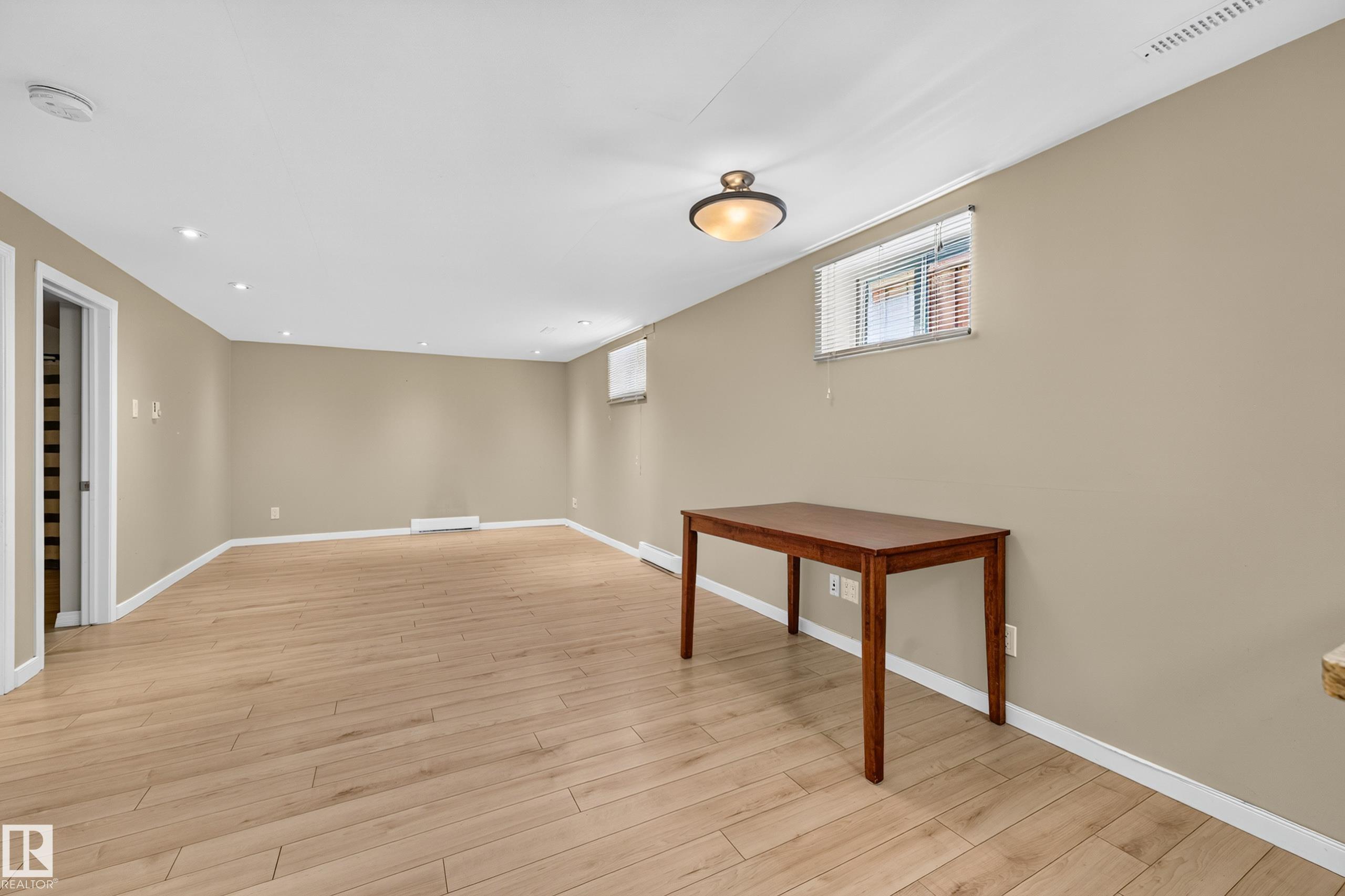 https://zimg.paragon.ice.com/ParagonImages/Property/PM/RAE/225410602/31/0/0/c84cd8e2f0c31f5eb38b95772562e5de/1/514fbc124058ace6385fb24dfcf2e254/225410602-c6421451-7589-4bf1-8ca7-702d60169da3.JPG