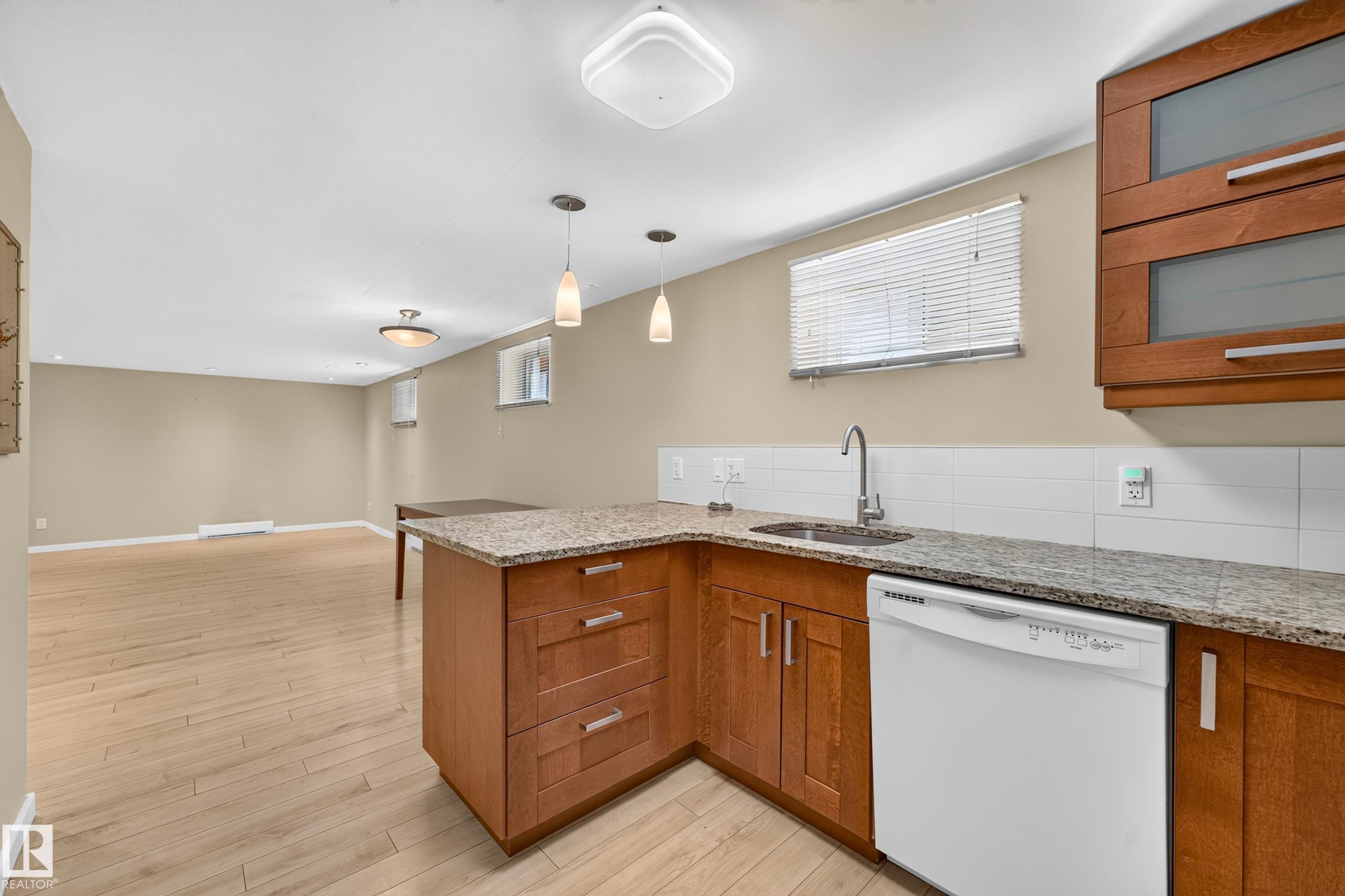 https://zimg.paragon.ice.com/ParagonImages/Property/PM/RAE/225410602/37/0/0/481cf79542d98933854bddcc68faef64/1/514fbc124058ace6385fb24dfcf2e254/225410602-c2471507-f04a-42f2-ae1d-43c92b0faf53.JPG
