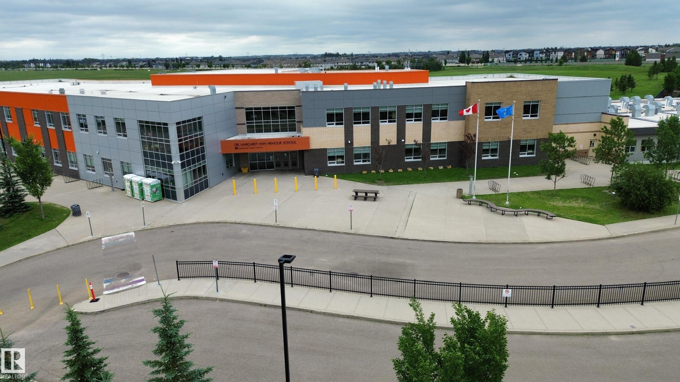 https://zimg.paragon.ice.com/ParagonImages/Property/PM/RAE/225410717/23/0/0/84627d9caebd141de7f593339e0705aa/1/d0315a922e2b27ce69164bbecffaf4d2/225410717-cb37017b-a8d2-4f05-8956-47552957688c.JPG