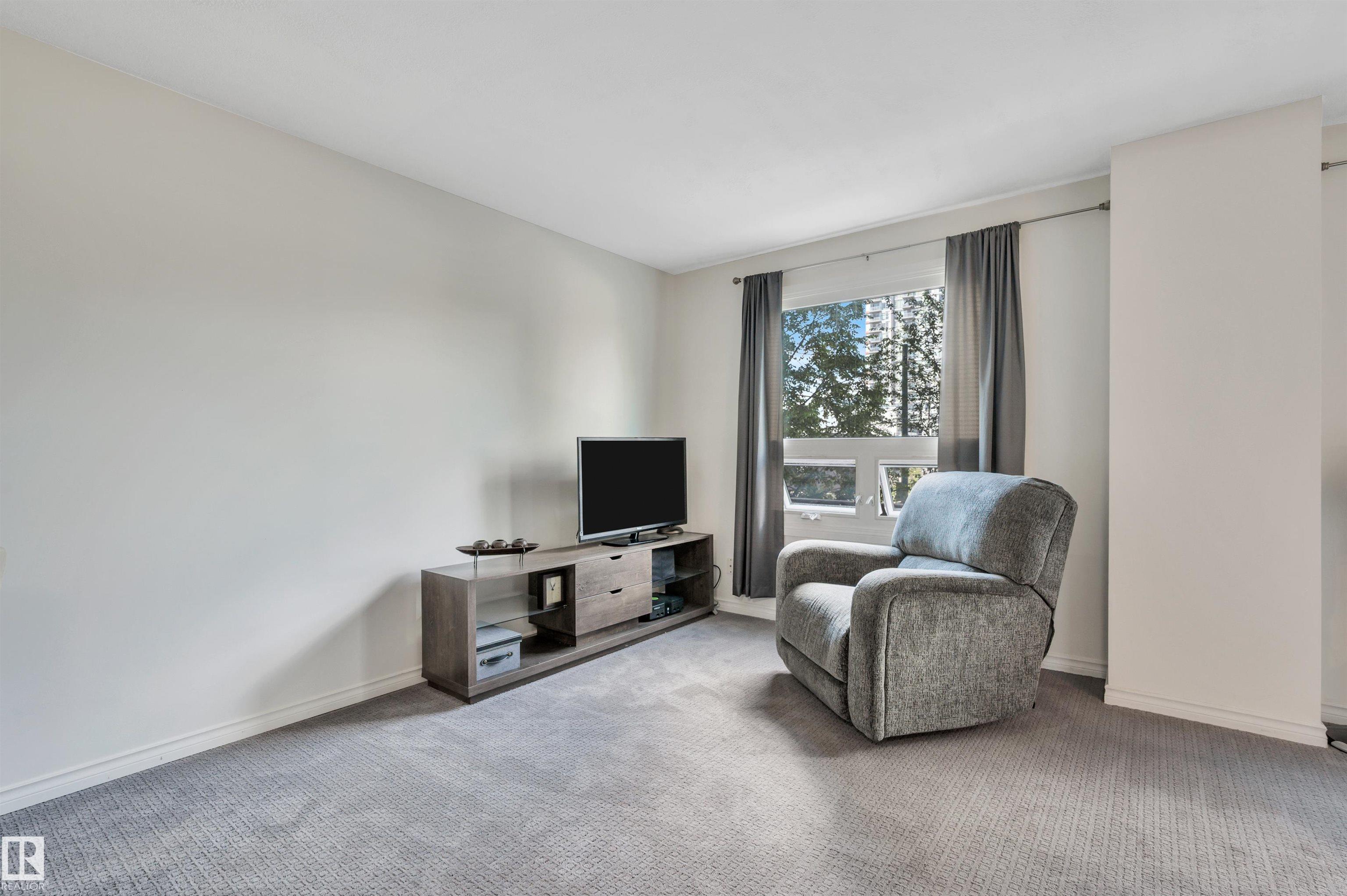 https://zimg.paragon.ice.com/ParagonImages/Property/PM/RAE/225410739/15/0/0/9b97f42e1563f8dc1e306db40882fef8/1/4a8e73e983a3daac881e3f7633045be3/225410739-0b986f47-5a6b-40a5-8ae7-dd36ddda8f2d.JPG