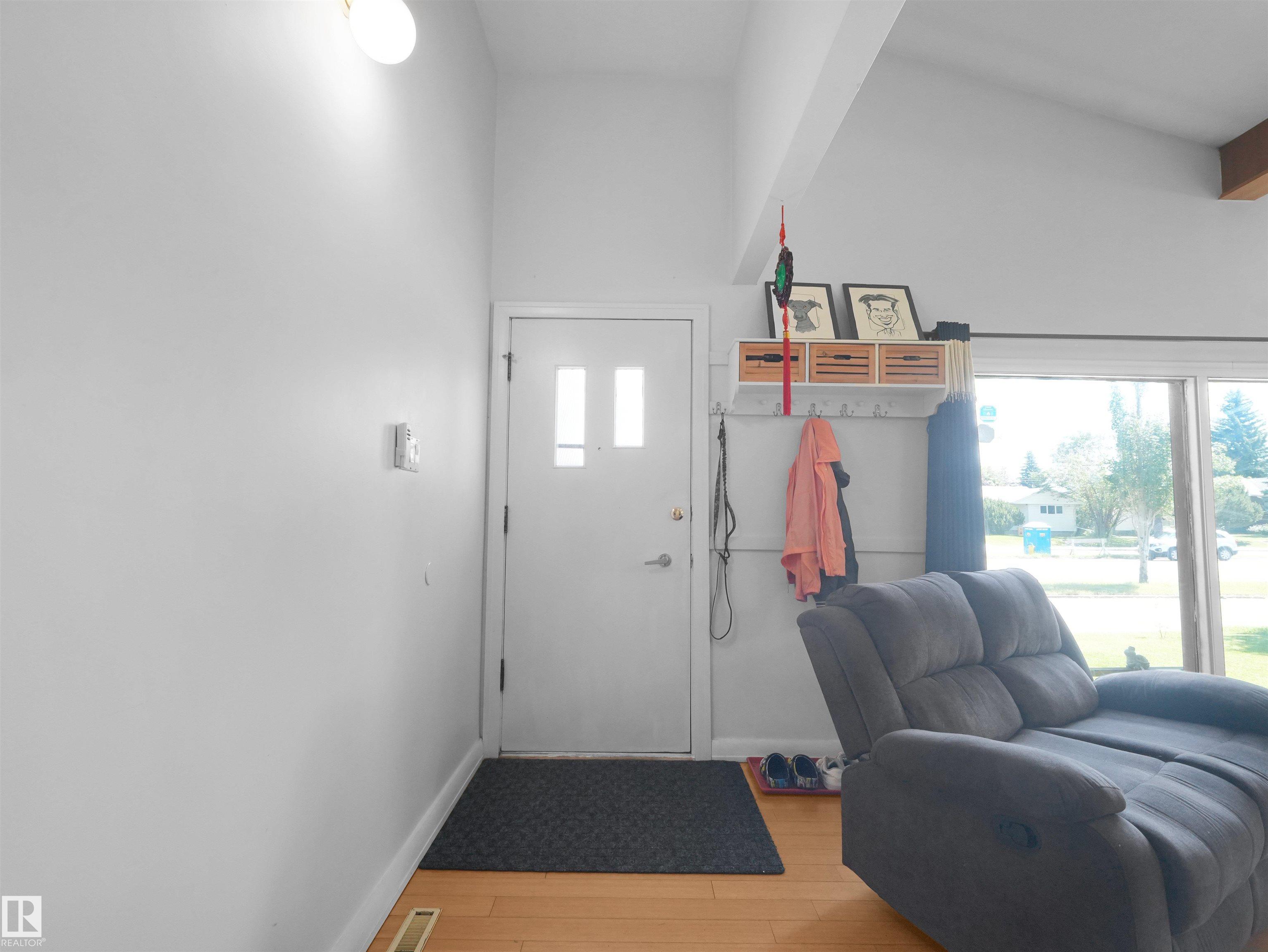 https://zimg.paragon.ice.com/ParagonImages/Property/PM/RAE/225410777/8/0/0/4b91fe185f28322c66bc90675e77e023/1/8ffccb03959b673da48f92d343fd7be2/225410777-d43c4efc-8fde-464f-95dd-e5353c2e632a.JPG