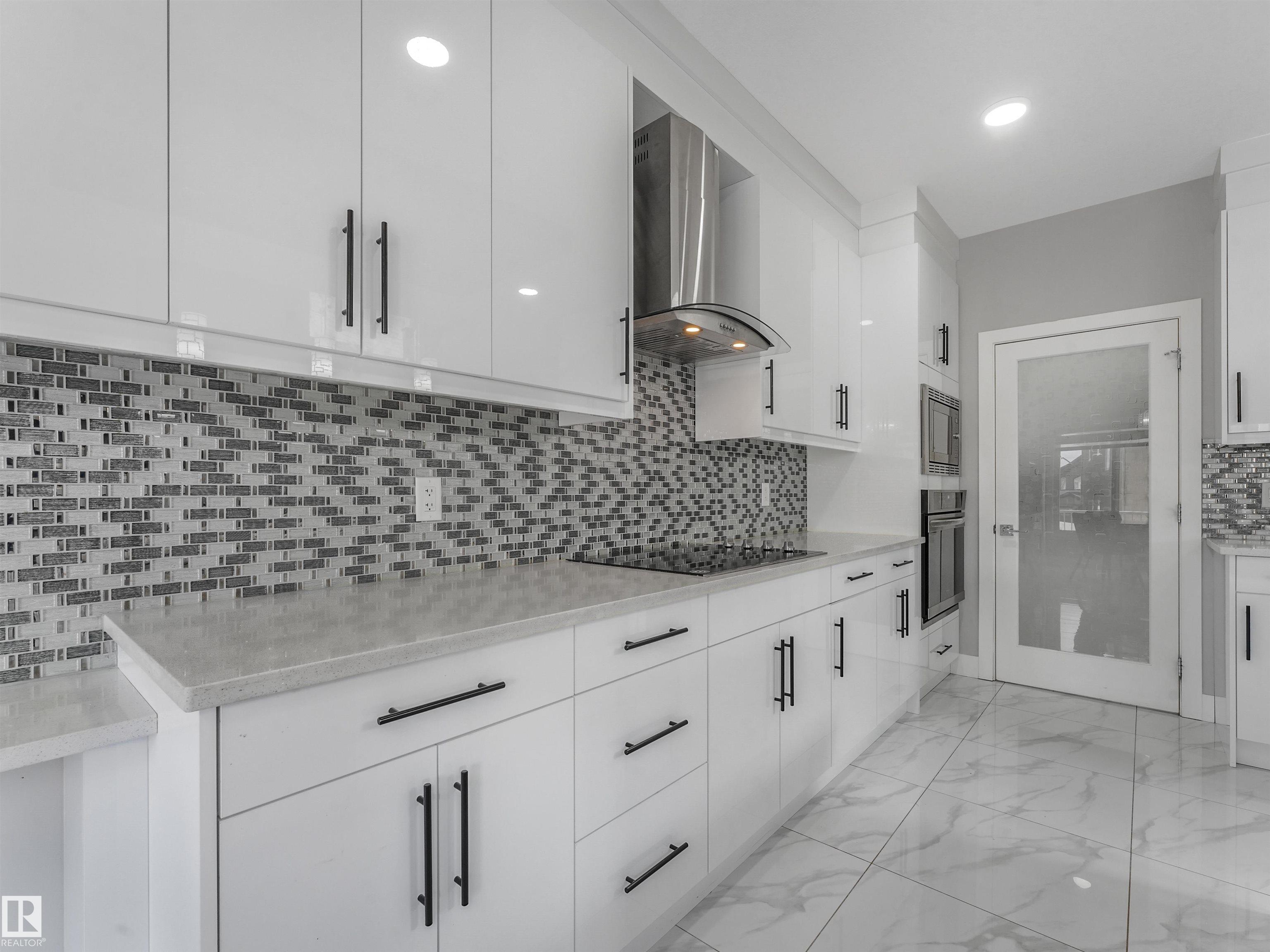 https://zimg.paragon.ice.com/ParagonImages/Property/PM/RAE/225410807/16/0/0/4750777e8988d86fddddecf0ad51e5dd/1/6b086ebca0c2730a539f77e72fc72336/225410807-96cec433-dd04-49bd-9790-686f17b60822.JPG