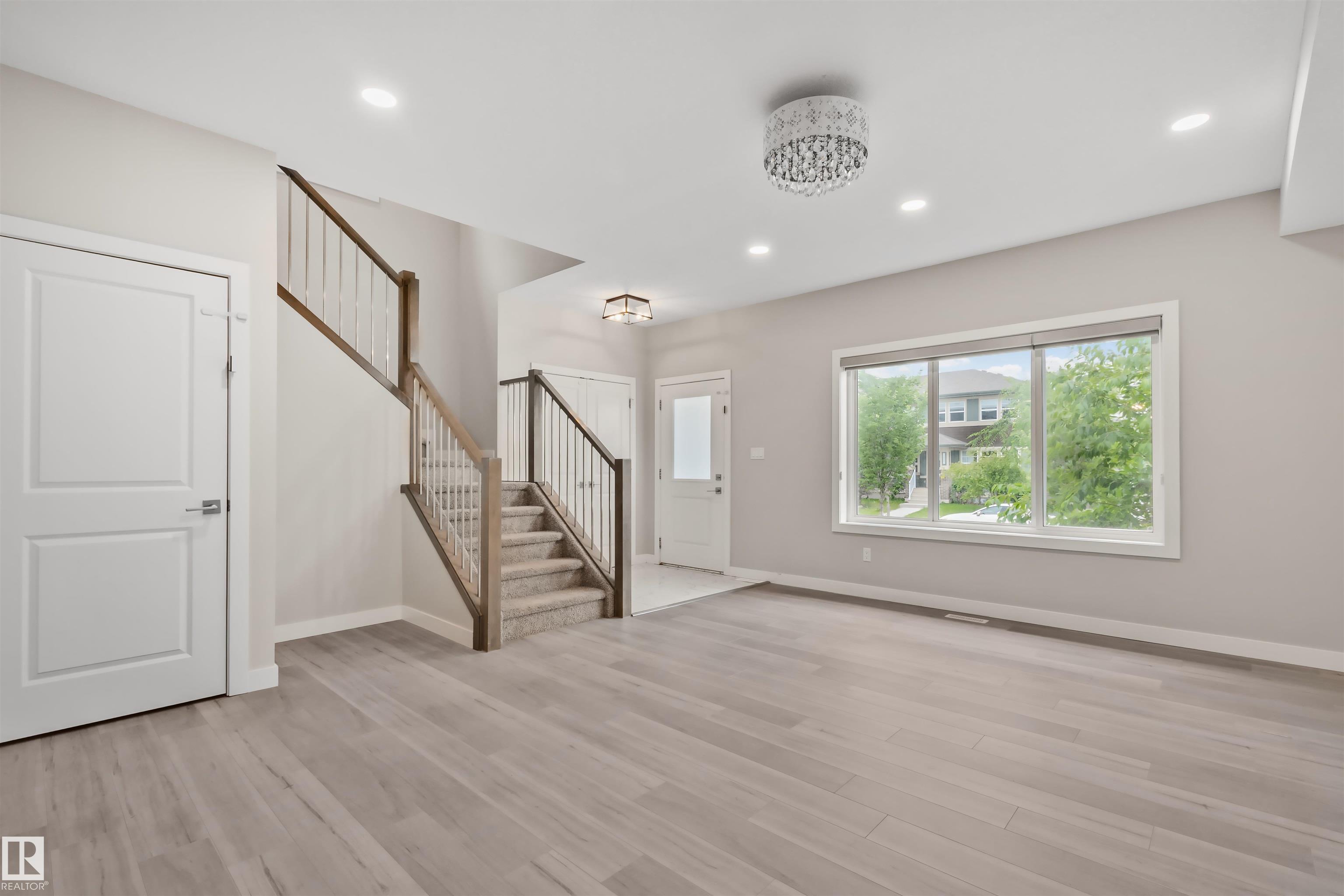 Picture for 383 CHARLESWORTH DR SW