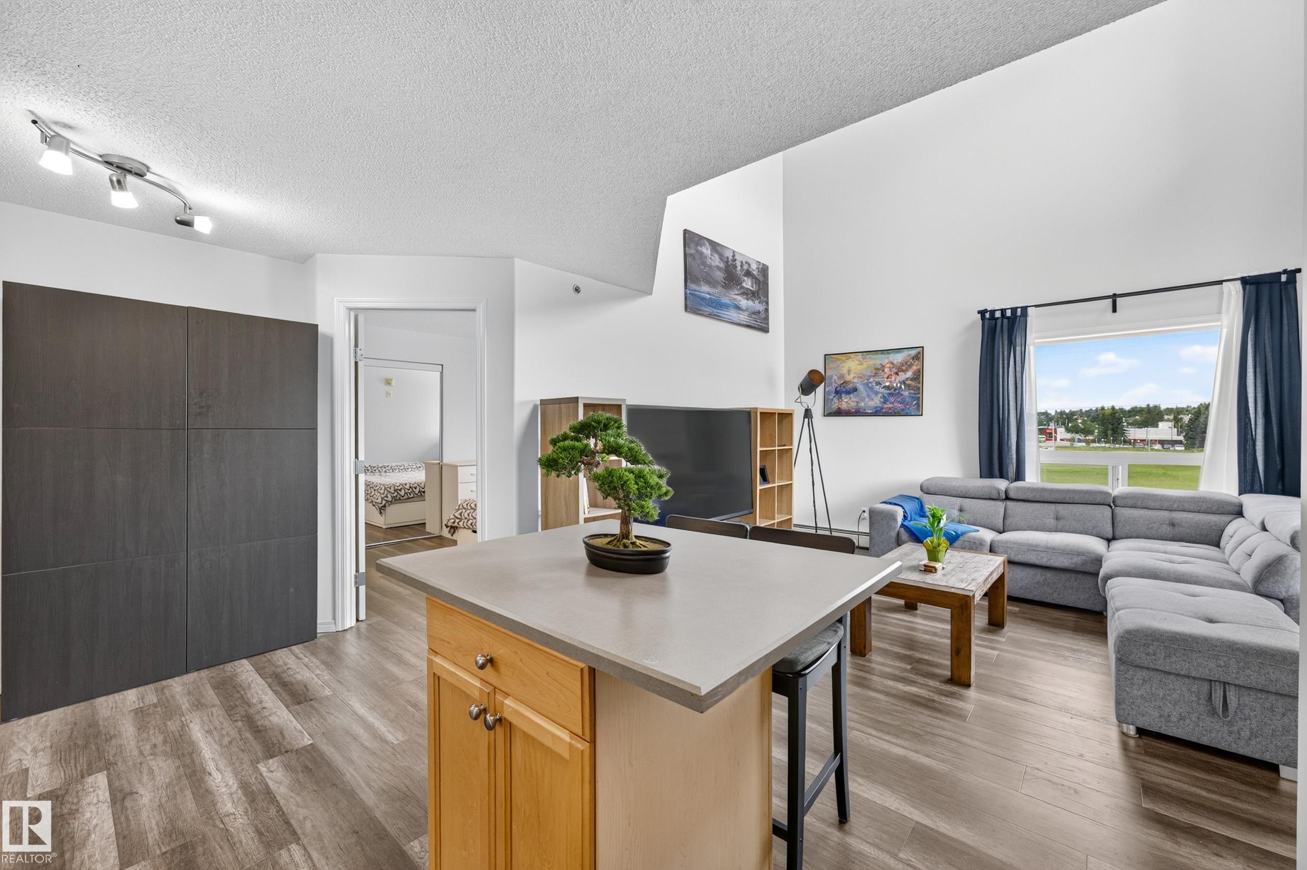 https://zimg.paragon.ice.com/ParagonImages/Property/PM/RAE/225411006/5/0/0/a6084f52753b28e15a2f7665d0c30b19/1/a723cbabded8b06608efd4ca20b19e3b/225411006-ec80072c-18c9-4e9e-9a4c-0f9f52966e07.JPG