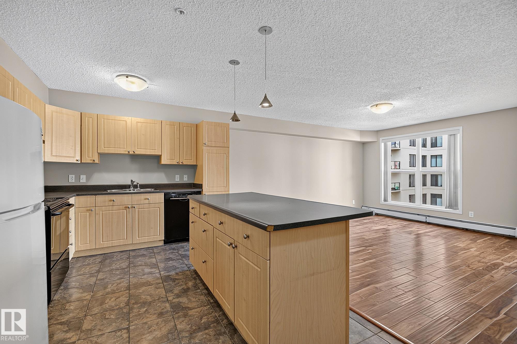 https://zimg.paragon.ice.com/ParagonImages/Property/PM/RAE/225411041/11/0/0/3331a846b851919731e9a065e72cc872/1/d453f6727f475e69fac8de2d46fca686/225411041-250cada5-5999-4a21-9778-9e3d29afde8f.JPG
