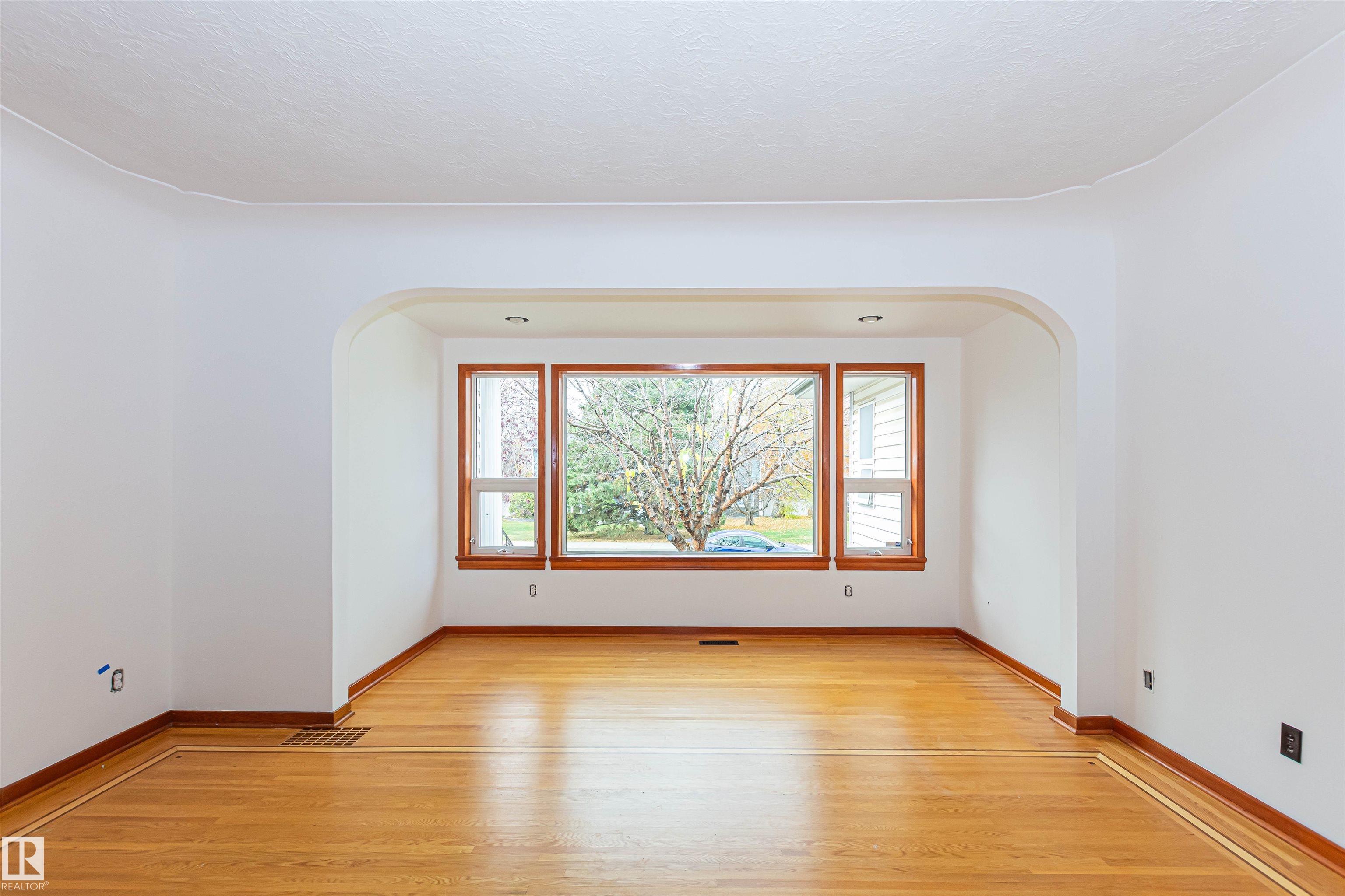 https://zimg.paragon.ice.com/ParagonImages/Property/PM/RAE/225411112/10/0/0/e837da88a50c499051184dd19825f457/1/613c25bbab398d05845f49a803000649/225411112-c4534b5a-6549-4c40-b214-95c14a174423.JPG