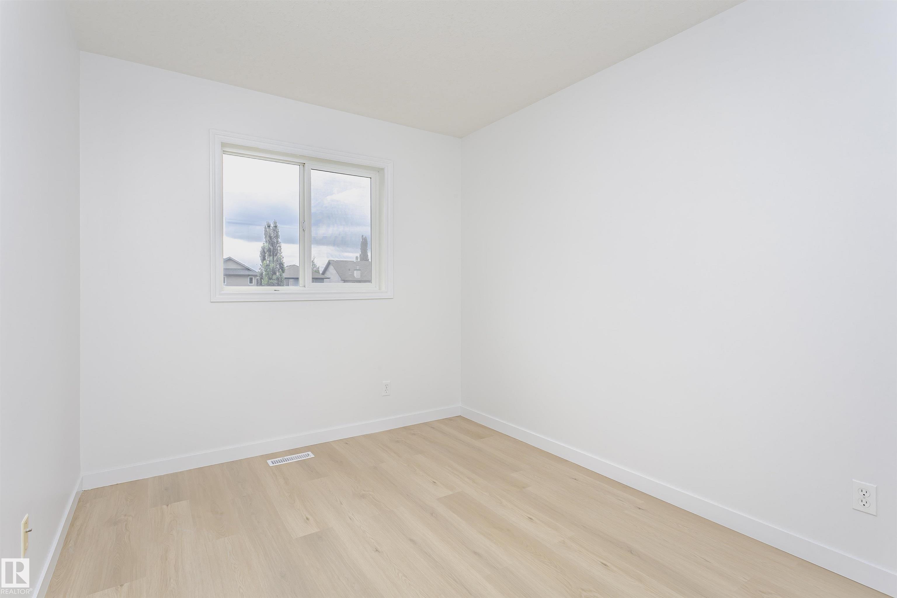 Photo 16 at 37 Suntree Promenade, Suntree, Leduc
