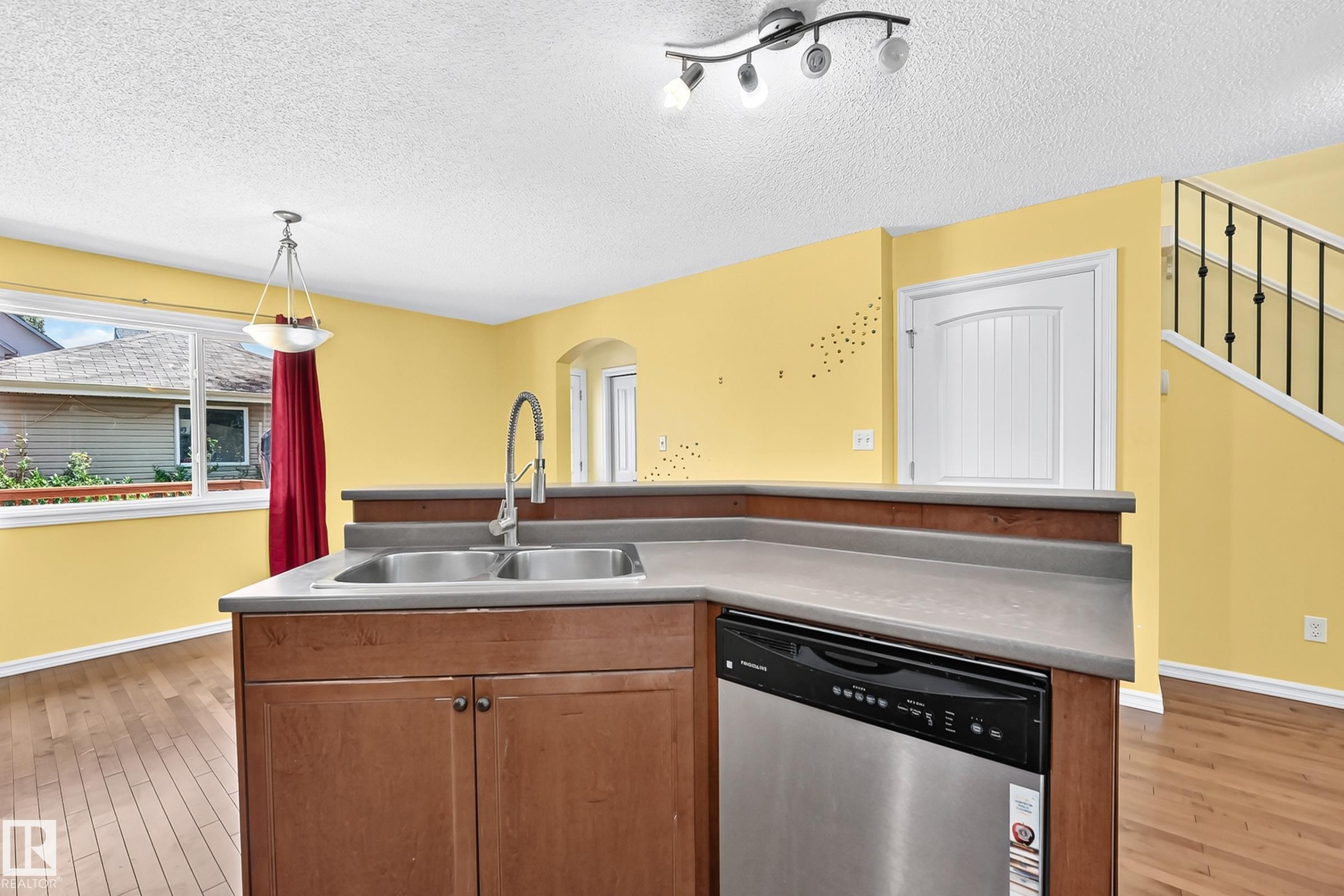 https://zimg.paragon.ice.com/ParagonImages/Property/PM/RAE/225411191/9/0/0/394983bc350a3796f2f84d4e5d9404ea/1/ccf0a0f44feb6281788876856bda74bd/225411191-66ceced0-37d6-4938-981a-b73faa664198.JPG