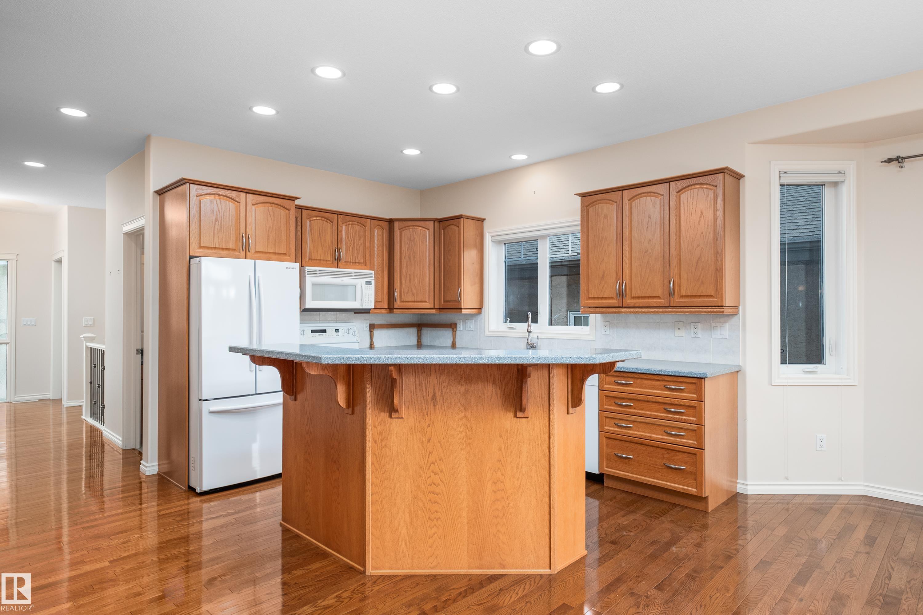 https://zimg.paragon.ice.com/ParagonImages/Property/PM/RAE/225411220/17/0/0/1342e2dba43c6828330a54a934f1fb6d/1/8be9281aaa727008cb18758944945194/225411220-9ca8adfe-ca24-4ec0-87de-3dab64fc5b40.JPG