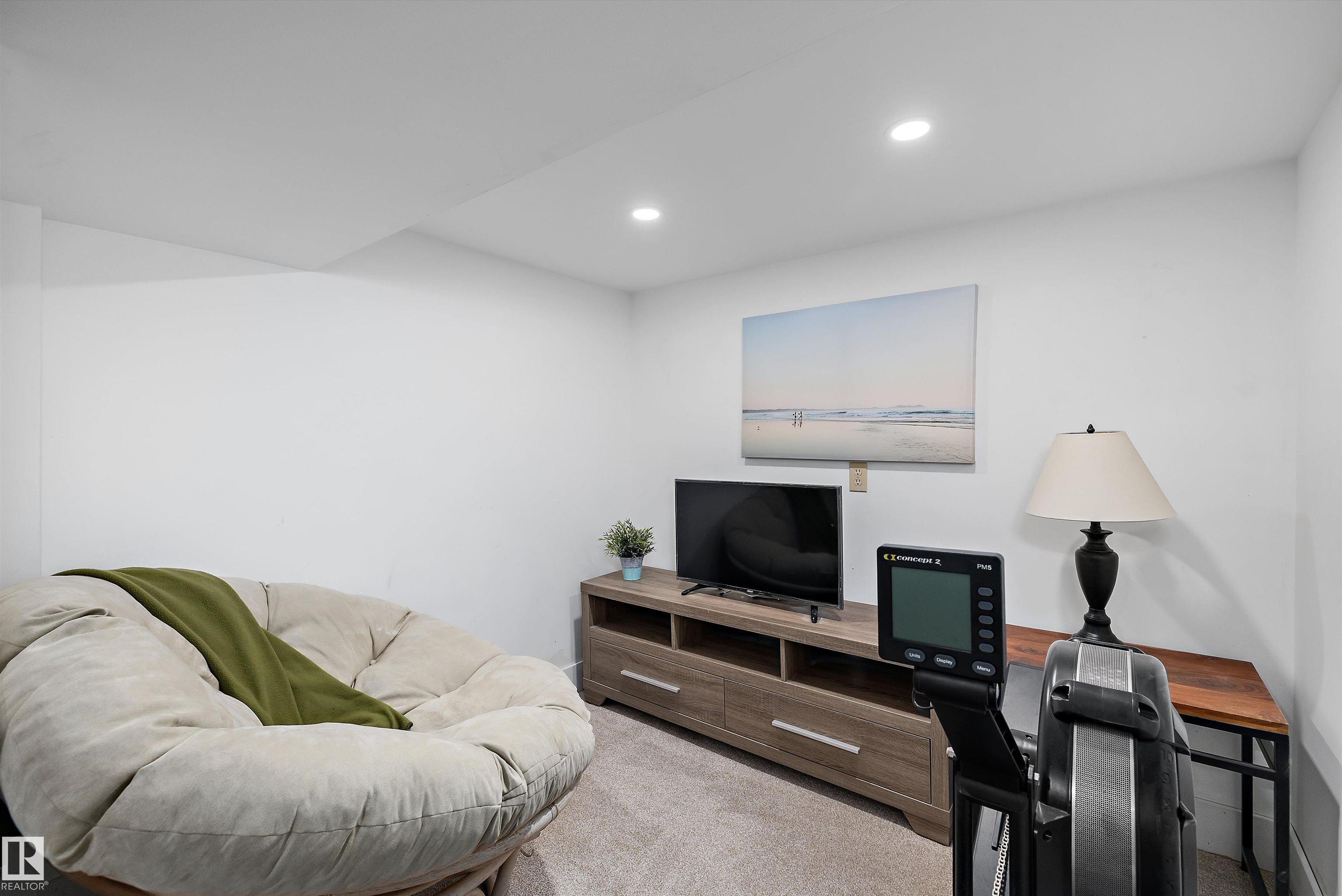 https://zimg.paragon.ice.com/ParagonImages/Property/PM/RAE/225411695/45/0/0/5c3596c8d97e3ed2c94796ad882a11d4/1/aa5d23c7866d34dc0837c52aec5b2855/225411695-d00e6599-6c25-40d2-85e3-43d976cfee6d.JPG