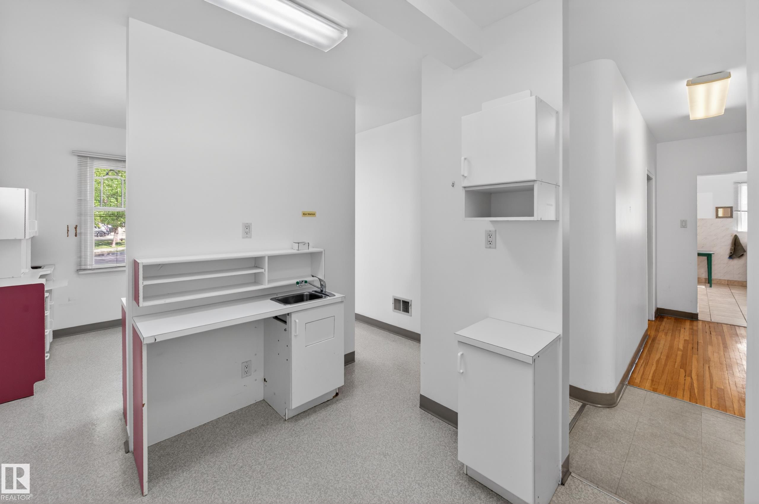 https://zimg.paragon.ice.com/ParagonImages/Property/PM/RAE/225411796/11/0/0/e4dbe8fe03d70c872c182da63b446e7e/1/06db3c21d6e01d3043376d2eaf9fa60b/225411796-fbc2686f-cb41-4d70-a73e-746cba8c7c1a.JPG
