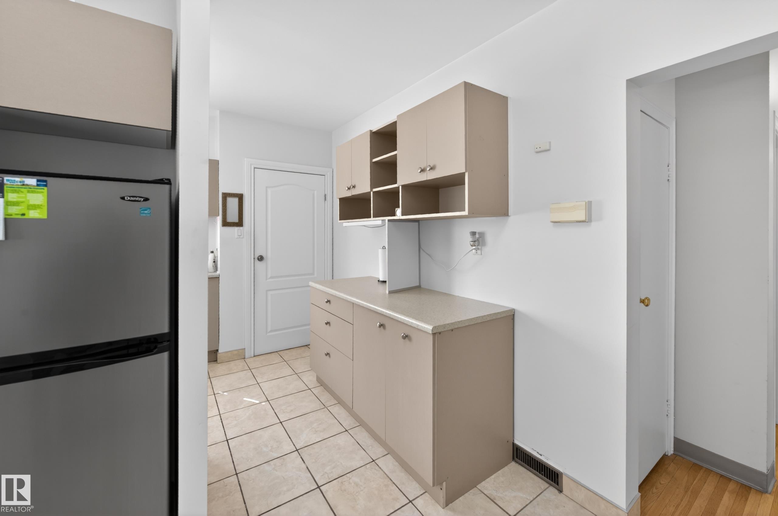https://zimg.paragon.ice.com/ParagonImages/Property/PM/RAE/225411796/19/0/0/67836afb4248d819b4645816233e3238/1/06db3c21d6e01d3043376d2eaf9fa60b/225411796-453fbbb1-4bb9-426b-bfe9-289782b6f260.JPG