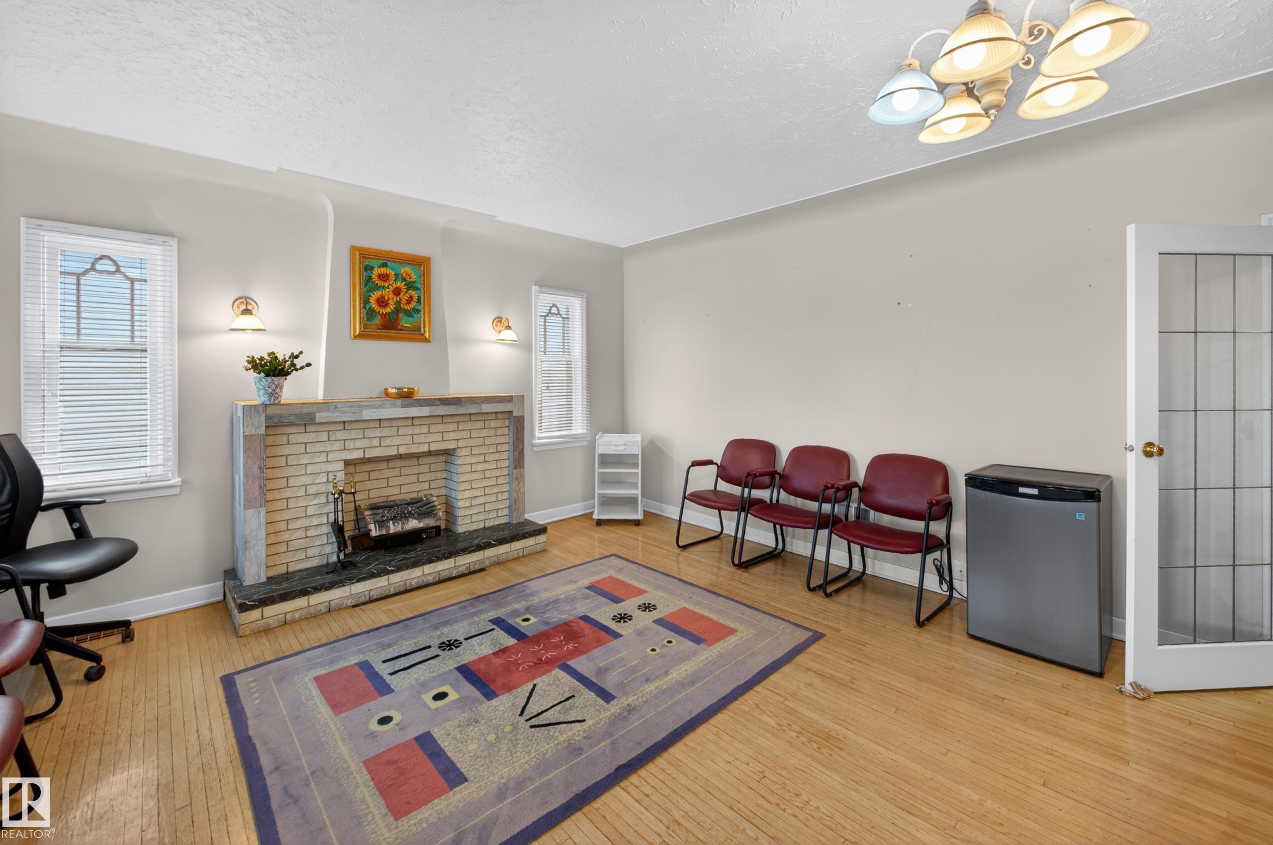 https://zimg.paragon.ice.com/ParagonImages/Property/PM/RAE/225411796/3/0/0/629bcecdc7b254384ac5c9d5e1d9ff4e/1/06db3c21d6e01d3043376d2eaf9fa60b/225411796-2906af3a-065e-4af3-84ce-b7916c779c37.JPG