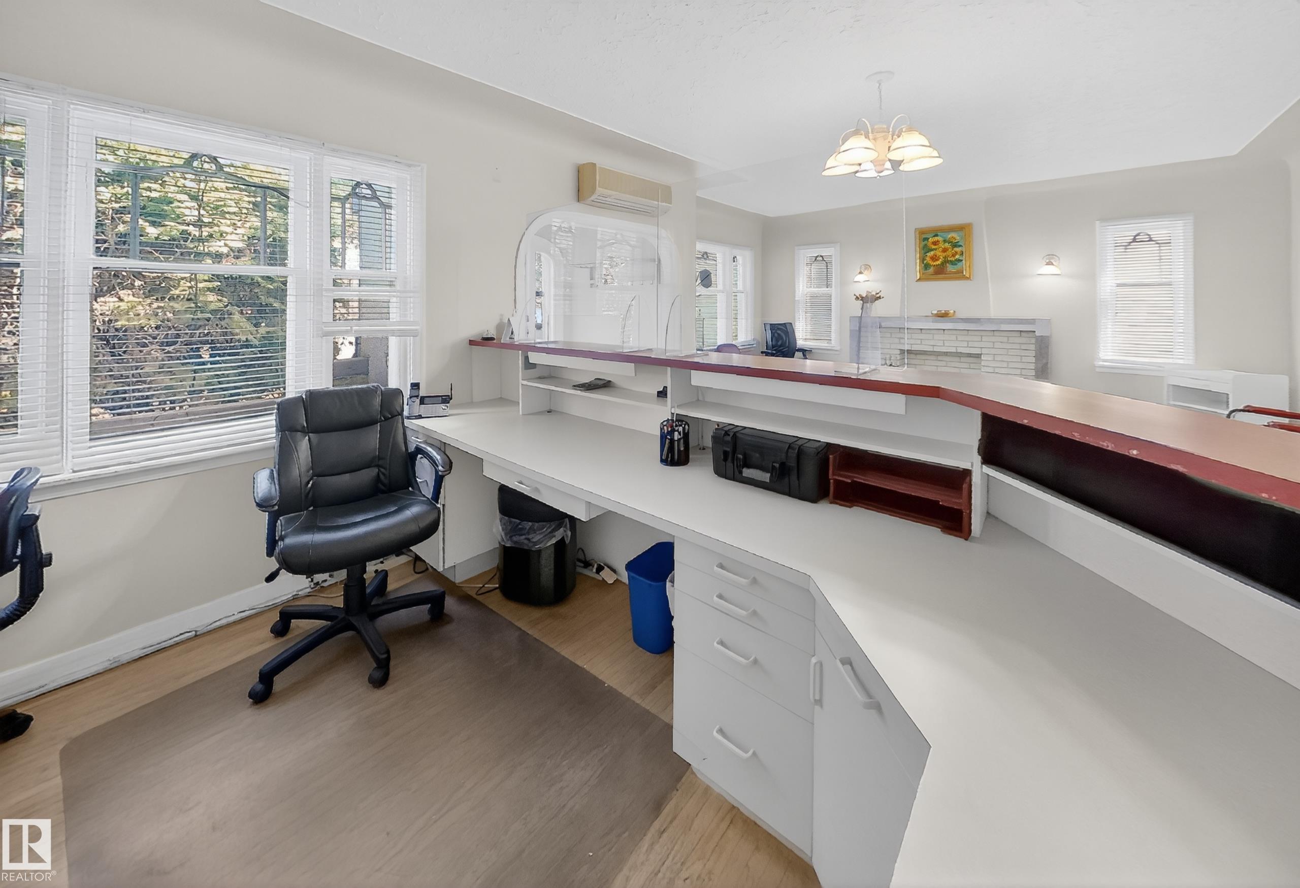 https://zimg.paragon.ice.com/ParagonImages/Property/PM/RAE/225411796/7/0/0/fb9e16b8ec8b7727ba58d55dfc53a2f5/1/06db3c21d6e01d3043376d2eaf9fa60b/225411796-ecc8b323-9e0e-4262-a4ea-ca1cceed2cad.JPG