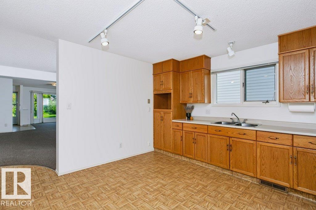 https://zimg.paragon.ice.com/ParagonImages/Property/PM/RAE/225411867/19/0/0/d537c158fe0d06b09487107d1e5a3486/1/0fff8e80cf6e4eb74c13994d1d66c887/225411867-cf648f12-6e5c-421a-a2e4-e11563445716.JPG