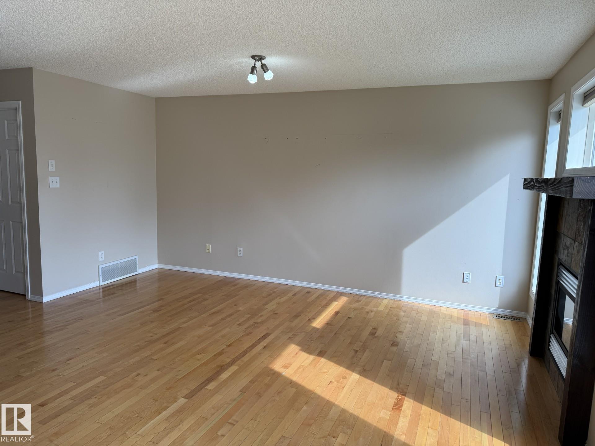 https://zimg.paragon.ice.com/ParagonImages/Property/PM/RAE/225411931/8/0/0/5f07ca6b20992c5d811e1914c5813449/1/06870c75f22ea73bedea356fa9aba8b7/225411931-e8a09095-32cb-4be7-be7a-6fce6367bb48.JPG