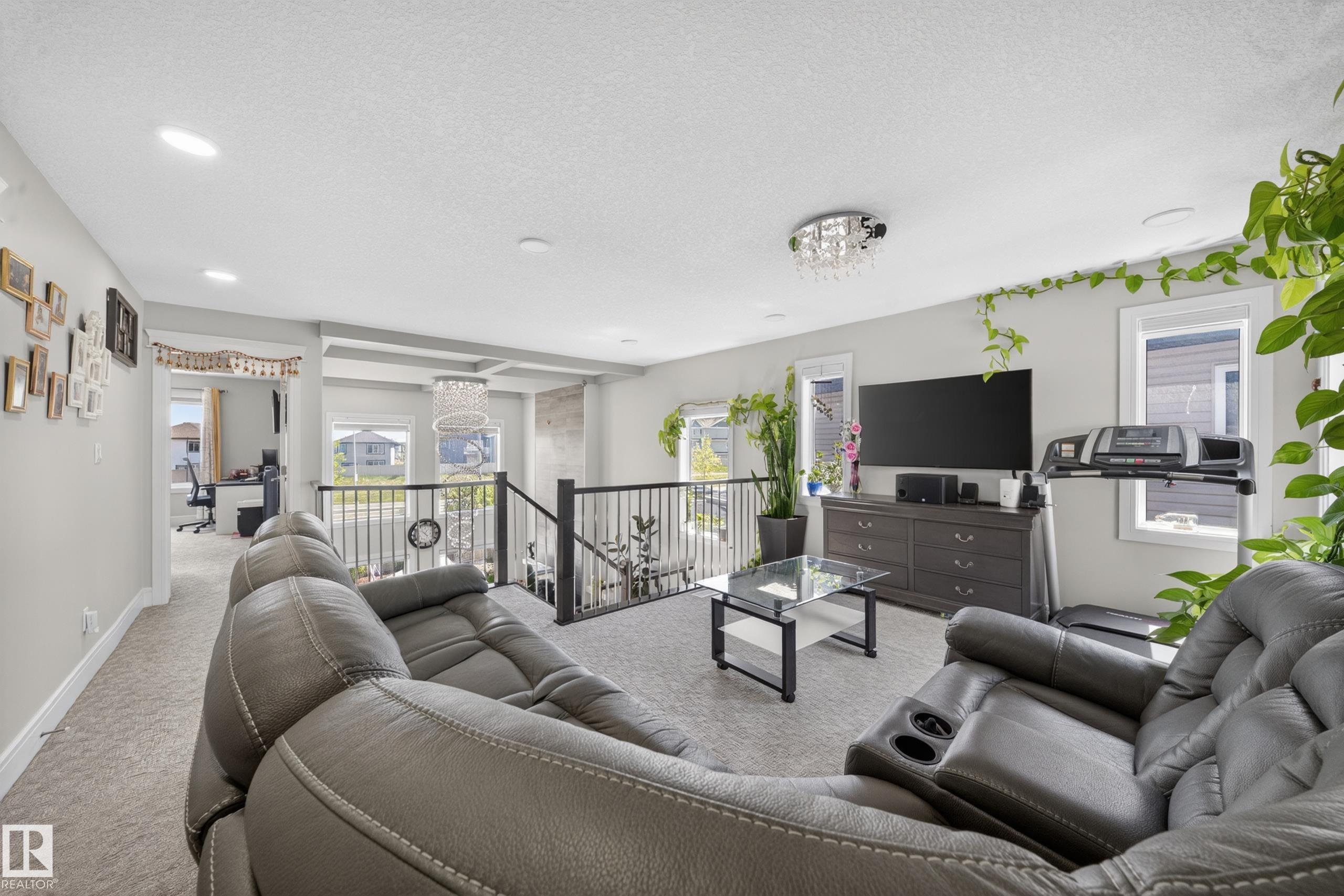 https://zimg.paragon.ice.com/ParagonImages/Property/PM/RAE/225411956/36/0/0/6e424251803b2c1892e8ad21c39157ed/1/ffec37946e63441f877e5826cbf30984/225411956-1DB3835B-A88E-4C6D-A3BE-3776A67B530B.JPG