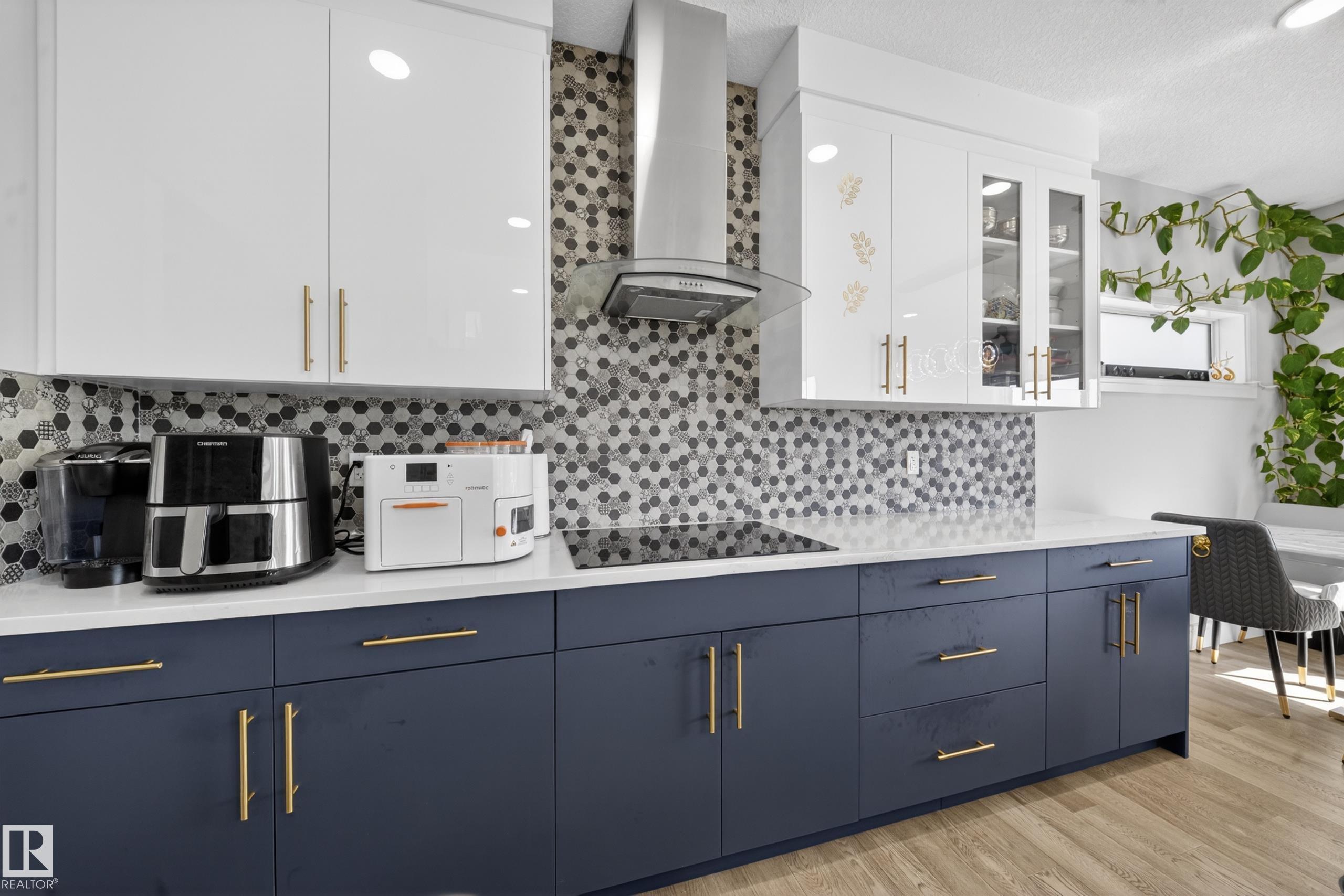 https://zimg.paragon.ice.com/ParagonImages/Property/PM/RAE/225411956/8/0/0/9e03f8cdf6d3fea613ec972ffa6acfd3/1/ffec37946e63441f877e5826cbf30984/225411956-82A22E1D-8B4C-46A1-AD71-988E4B1B1991.JPG