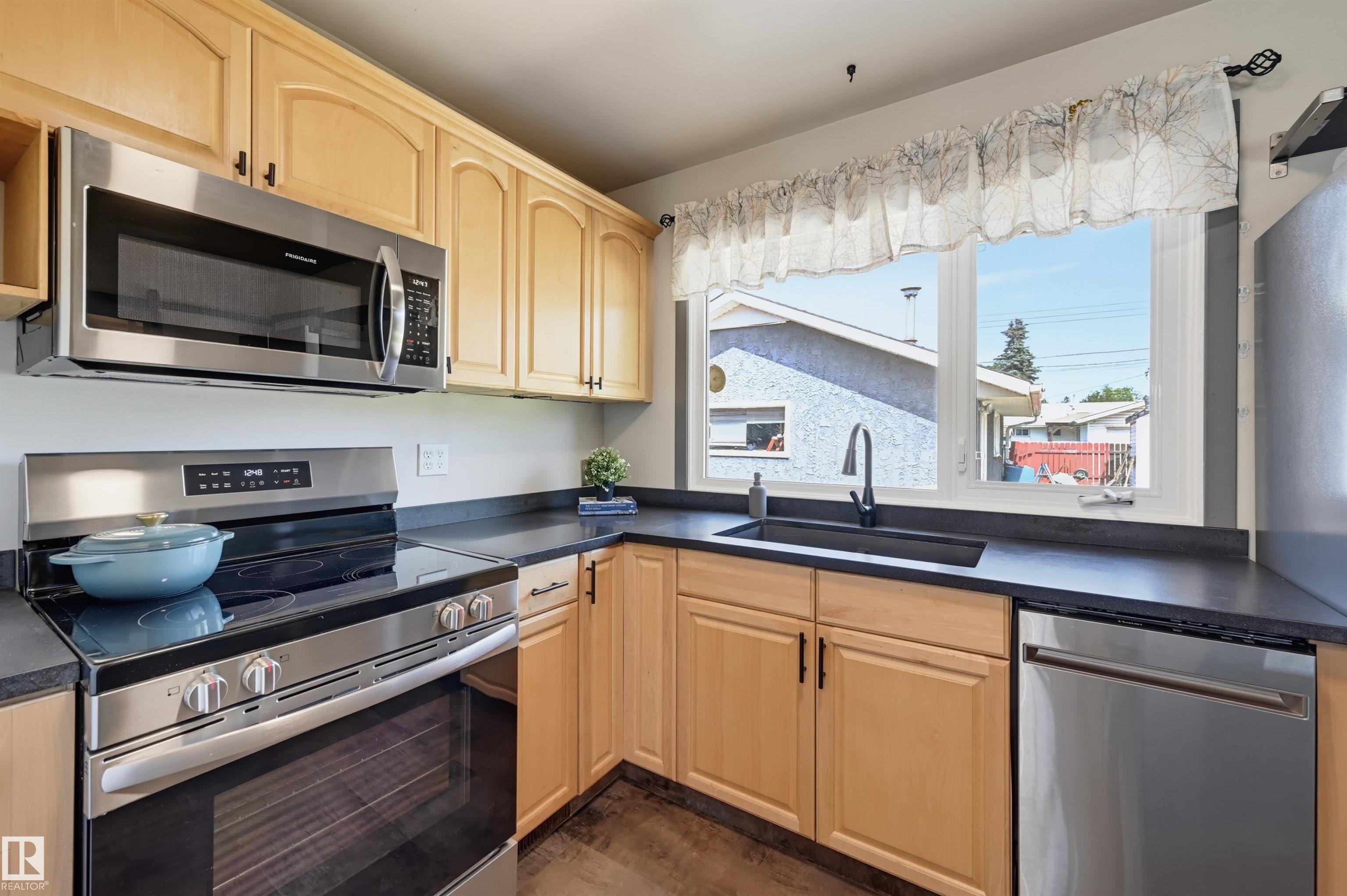 https://zimg.paragon.ice.com/ParagonImages/Property/PM/RAE/225411985/7/0/0/675c27b262dc0e9c592573ecea8c0036/1/e4f5835970d8f4691d887357780c63b5/225411985-a4911d9d-ccf1-474b-af84-fdef39d9e461.JPG
