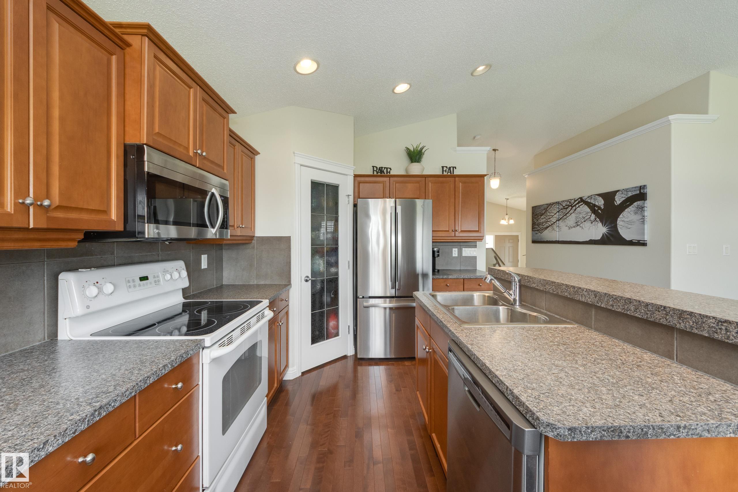 https://zimg.paragon.ice.com/ParagonImages/Property/PM/RAE/225411992/10/0/0/8b853d19671ce790a8c49a6443551c6a/1/7ebcb2bd620d5004c493f8bd557b0c90/225411992-76b2fcd1-c98a-451f-bde7-3e0eea3671b2.JPG