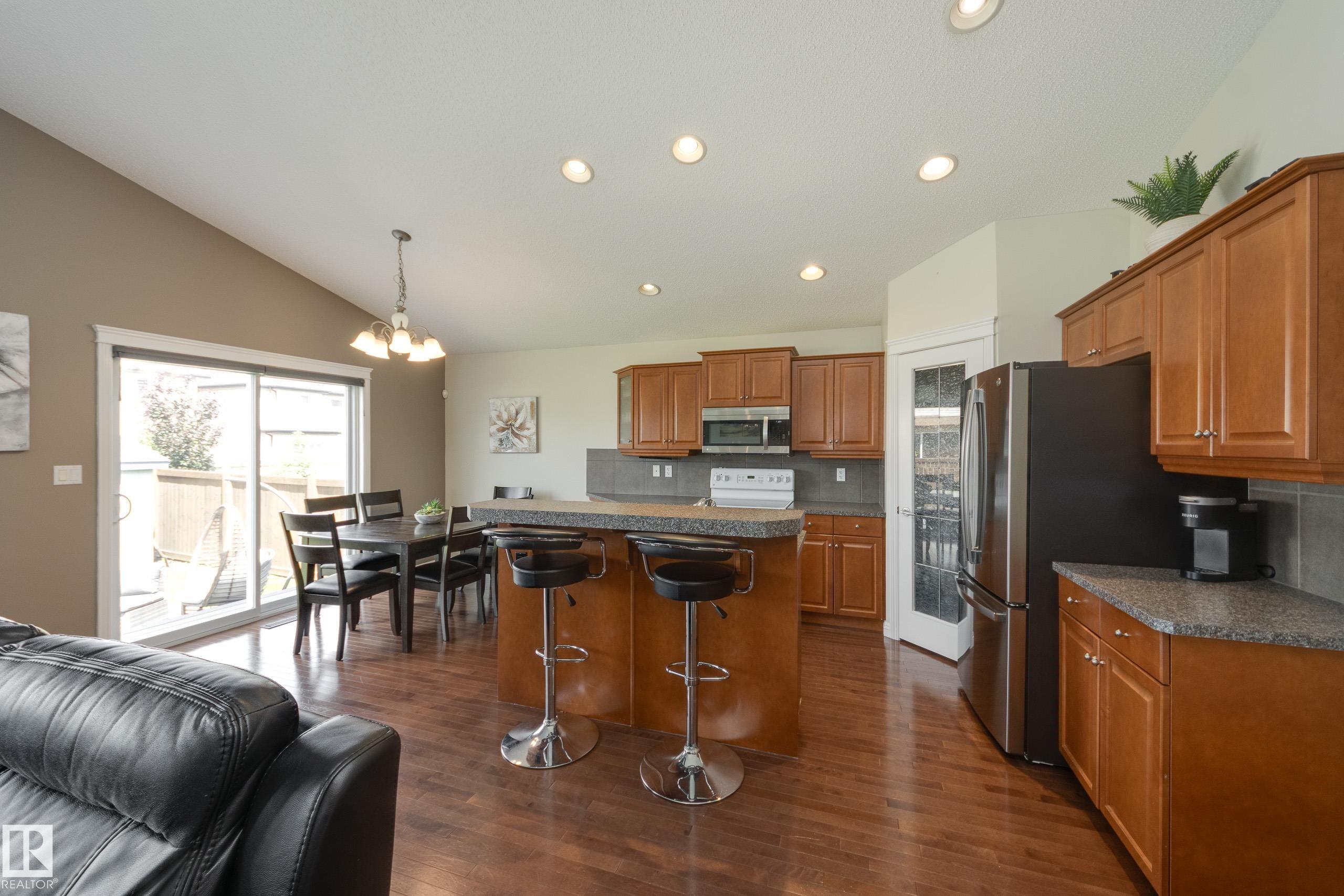https://zimg.paragon.ice.com/ParagonImages/Property/PM/RAE/225411992/6/0/0/5d4ef8eb9378c1f2c704c6adc84f8f02/1/7ebcb2bd620d5004c493f8bd557b0c90/225411992-1880063e-68b8-4a9f-84b2-f69fadeea5ab.JPG