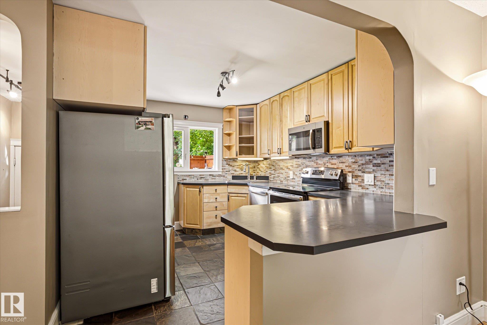 Photo 11 at 11322 56 Street NW, Highlands, Edmonton