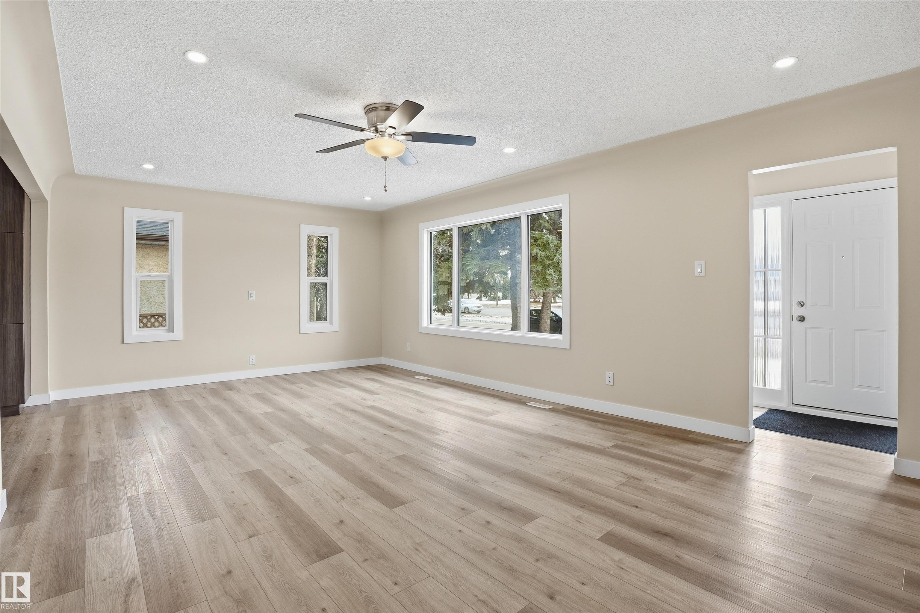 https://zimg.paragon.ice.com/ParagonImages/Property/PM/RAE/225412044/8/0/0/9b999899327d72f66f60465dcb06da00/1/608aa2a74eda2818019adc703f45d51e/225412044-3366DAFE-2A81-4EA2-95DC-1C27D5D3D7B6.JPG
