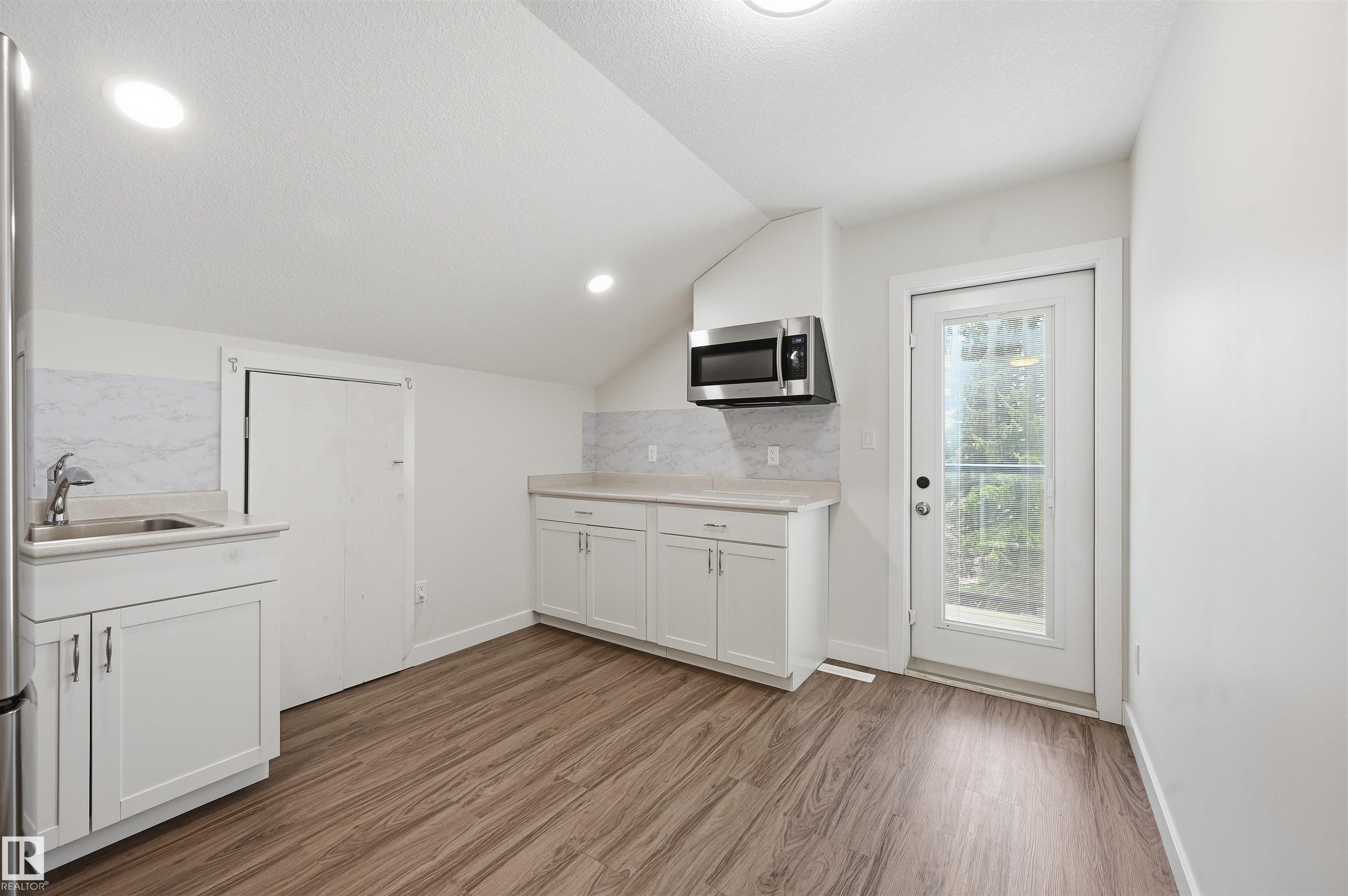https://zimg.paragon.ice.com/ParagonImages/Property/PM/RAE/225412074/43/0/0/e04cdb2690e3c2f246a395f9b407c35e/1/5957f8d555bd3a294ba11ff9ff3ea861/225412074-12510375-F838-4371-8F52-11C69B67223B.JPG